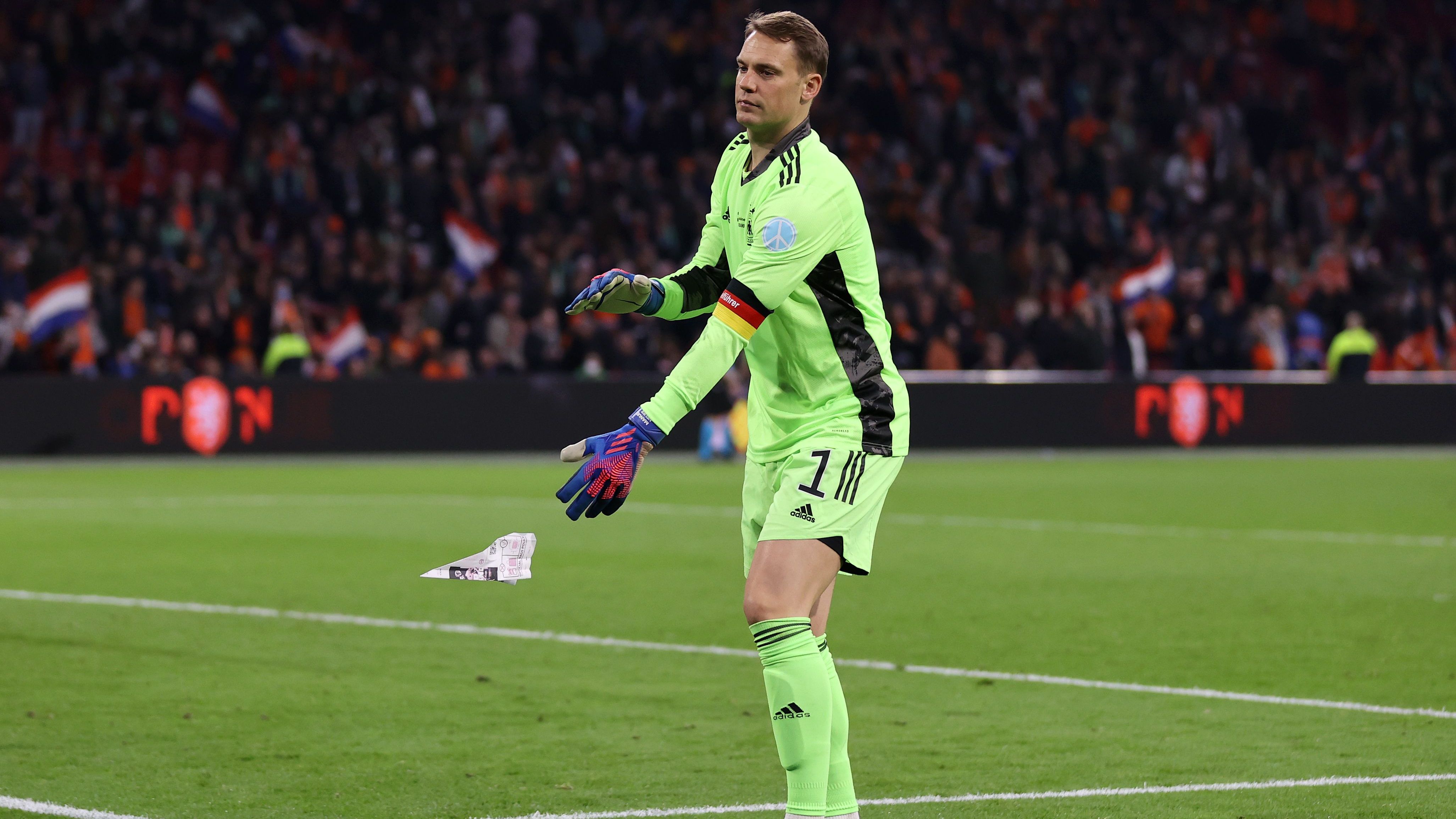 <strong>Verlierer: Manuel Neuer<br></strong>Mit dem langjährigen Stammkeeper und Kapitän ist ein Spieler unter den Verlierern der USA-Reise, der nicht mal mit dabei war. Nagelsmann bestätigte Gündogan in Übersee als dauerhaften Kapitän und Konkurrent Marc-Andre ter Stegen formuliert in Neuers Abwesenheit Stammplatz-Ansprüche im DFB-Team. Während den Länderspielen im November könnte Neuer ins DFB-Aufgebot zurückkehren.