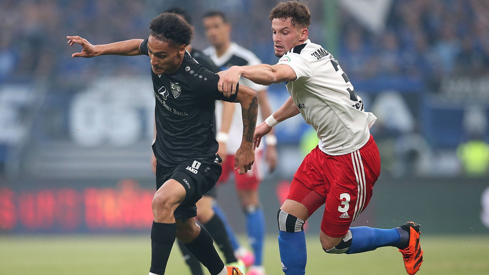 
                <strong>Moritz Heyer (Hamburger SV) </strong><br>
                Auf seiner rechten Seite defensiv stark gebunden, er zieht gegen Führich oft den Kürzeren. Ist beim 1:1 schon zu weit aufgerückt und kommt beim Pass von Endo auf Guirassy zu spät, kann dann nicht mehr entscheidend eingreifen. Bleibt insgesamt unter seinen Möglichkeiten. Wird in der 69. Minute ausgewechselt. ran-Note: 4
              