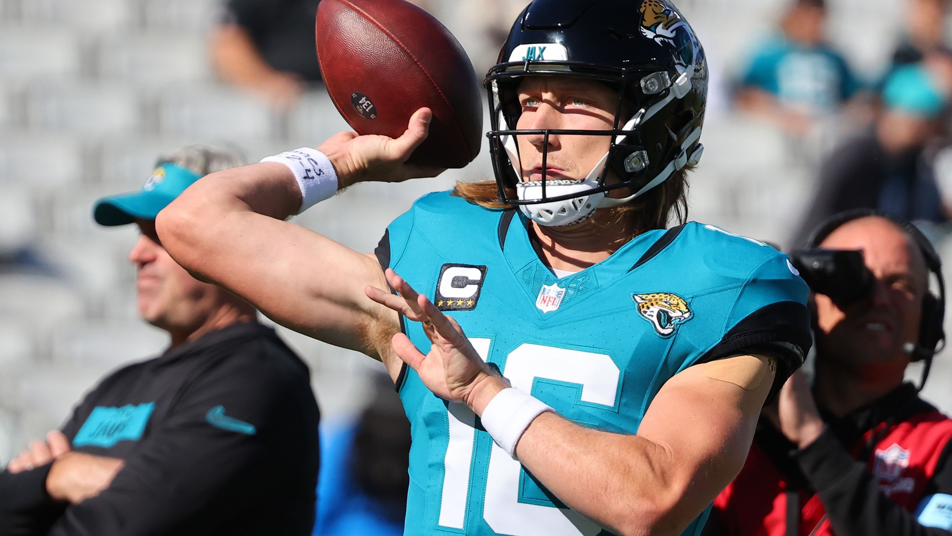 <strong>Trevor Lawrence (Jacksonville Jaguars)</strong><br>Demnach würden die Steelers ihren Erst- und Zweitrundenpick&nbsp;in diesem Jahr für den 25-Jährigen abgeben. Mit dem First Rounder aus dem Draft 2026 als zusätzliches Asset rechnet der Journalist jedoch nicht, da im kommenden Jahr die Talenteziehung in Pittsburgh stattfinden wird. Ob die Jaguars auf dieses Angebot eingehen bzw. überhaupt ihren Playmaker abgeben würden, ist fraglich. Der Bericht verdeutlicht jedoch, dass die Steelers wohl weder Russell Wilson noch Justin Fields zurückholen wollen.