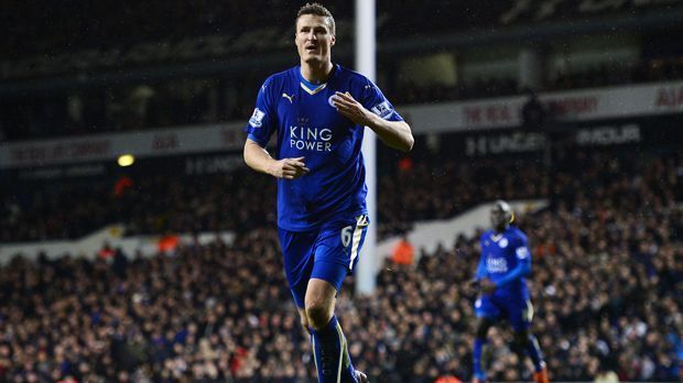 
                <strong>Robert Huth (Leicester City)</strong><br>
                Innenverteidiger - Robert Huth (Leicester City): Der einzige Deutsche, der es in Fabregas' Elf des Jahres schaffte, ist wiederum Leicesters Abwehrchef Huth. Der Ex-Nationalspieler, der trotz seiner Glanzleistungen kein Thema für den EM-Kader ist, könnte sich bald mit dem Premier-League-Titel einen Kindheitstraum erfüllen. Zwar war er in der Anfangszeit schon zwei Mal mit Chelsea englischer Meister - damals war Huth aber weit entfernt davon, Stammspieler zu sein.
              