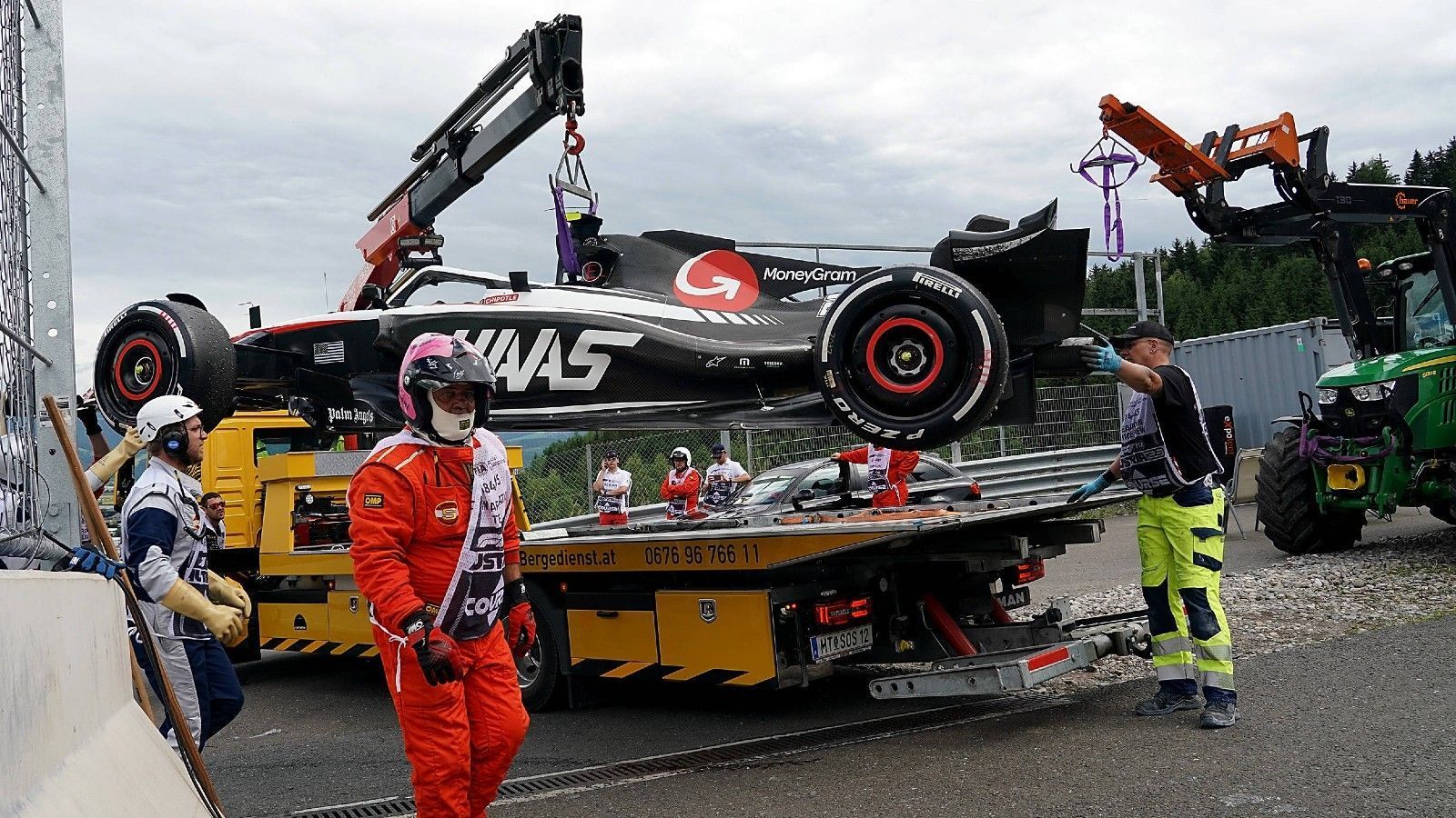 
                <strong>Verlierer: Nico Hülkenberg</strong><br>
                Es war ein Rennen zum Vergessen für Nico Hülkenberg. Bereits in Runde 14 musste der einzige Deutsche im Fahrerfeld seinen Haas-Boliden qualmend in einer Auslaufzone abstellen. Von der starken Leistung im Sprint, "Hülk" wurde am Samstag Sechster, konnte er dementsprechend am Sonntag nichts zeigen. Angedeutet hatte sich sein erster Ausfall in dieser Saison übrigens mitnichten. "Nee, null", sagte er im "Sky"-Interview: "Also rauf zu Kurve drei hat es auf einmal 'Peng' gemacht." Die Servolenkung habe in der Folge nicht mehr funktioniert, was Hülkenberg zufolge auf ein Hydraulik-Problem schließen ließ. Dazu kommt: Bereits zuvor hatte sich angedeutet, dass das US-Team mit der Konkurrenz nicht mithalten kann. "Im ersten Stint auf dem Medium hat man gesehen, dass wir direkt unter Druck sind von den Autos hinter uns. Wir sind einfach in einem Teufelskreis und aktuell gibt es keine Befreiung", monierte der Emmericher.
              