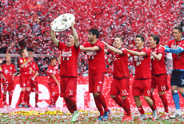 
                <strong>Bayerns Meistersause</strong><br>
                "Nur, weil wir die Liga in den letzten Jahren dominiert haben, ist es nichts Selbstverständliches. Da steckt harte Arbeit dahinter, die Mannschaft hat sich das verdient", so Lahm, dessen Team zehn Punkte Vorsprung auf Vizemeister VfL Wolfsburg aufweist.
              