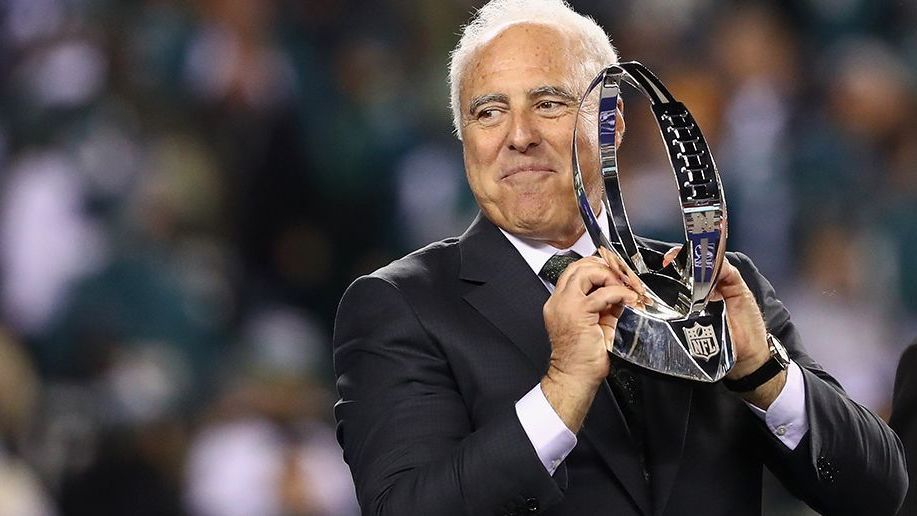 <strong>Jeffrey Lurie</strong><br>
                Der 71-Jährige stapfte nach dem Playoff-Sieg gegen die Falcons in der Saison 2017 in den Locker Room und legte inmitten seiner Spieler einen tadellosen "Dad Dance" hin. Der Milliardär und Eagles-Besitzer wird nicht müde, seine ganze Truppe und auch die umstrittenen Fans in den Himmel zu loben. Er ist bereit für den nächsten großen Wurf. Bereit für die Party. Und wir sind gespannt auf seinen nächsten Tanz.