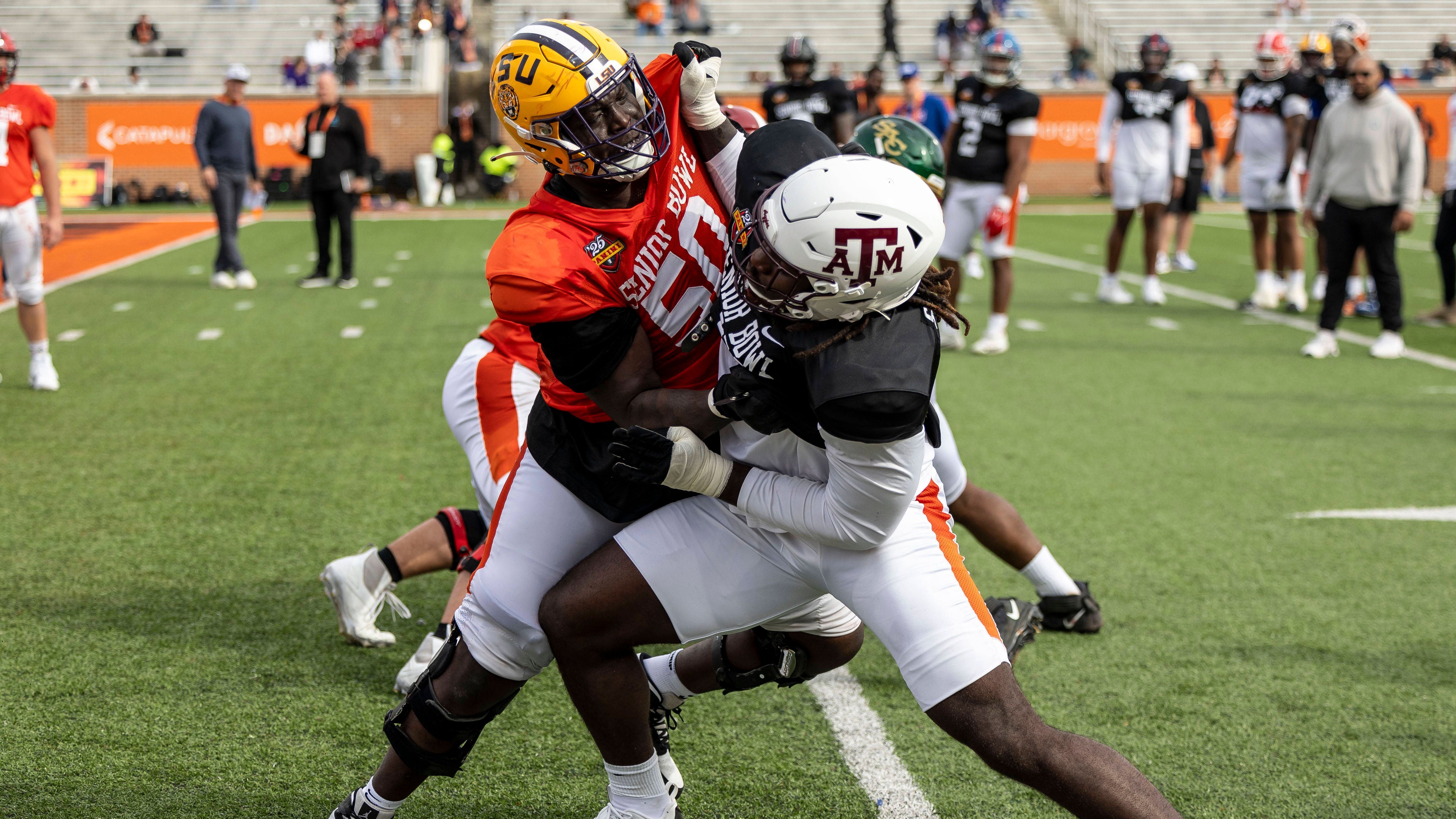 <strong>28. Pick: Detroit Lions - EDGE Shemar Stewart (Texas A&amp;M)</strong><br>Auch die Lions schrauben an der Defensive Line. Shemar Stewart sorgte beim NFL Combine für Schlagzeilen und überragte mit seiner Athletik. Ihm fehlt noch der nötige Feinschliff, den kann er bei den Lions bekommen.