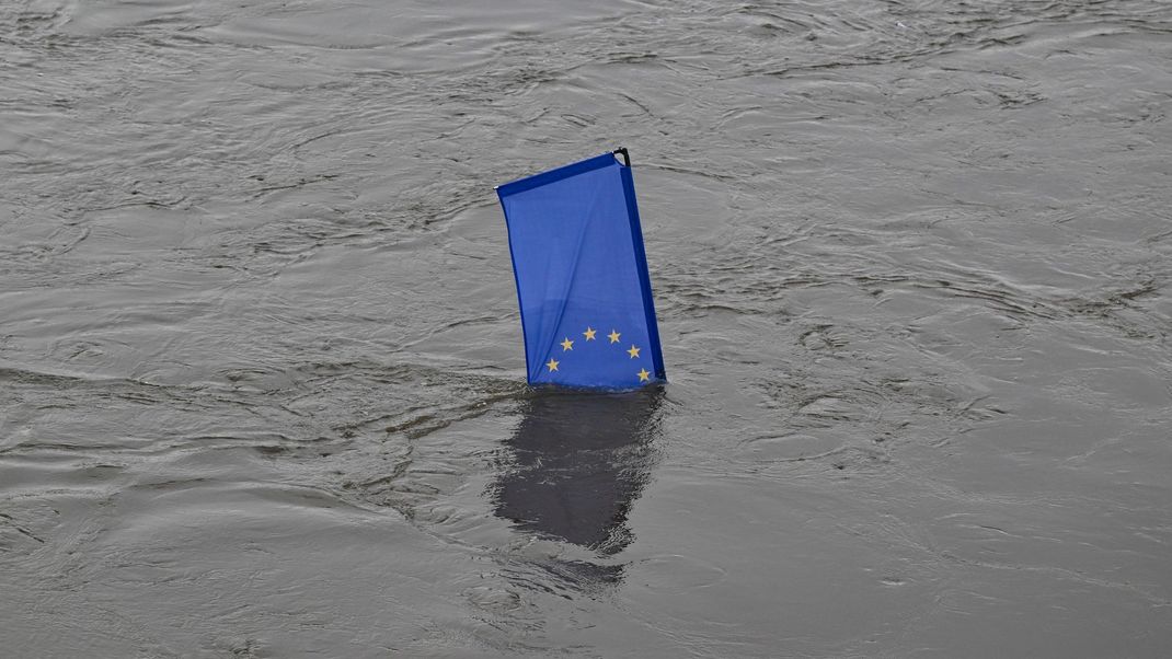 19. September 2024, Brandenburg, Frankfurt (Oder): Eine Fahne der Europäischen Union steht im Hochwasser des deutsch-polnischen Grenzflusses Oder. Noch ist unsicher, wie ernst die Hochwasserlage in Brandenburg wirklich wird.