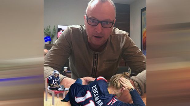 
                <strong>Buschi spielt mit den Patriots-Puppen Brady und Icke</strong><br>
                Buschi spielt mit den Patriots-Puppen Tom Brady und Icke.
              