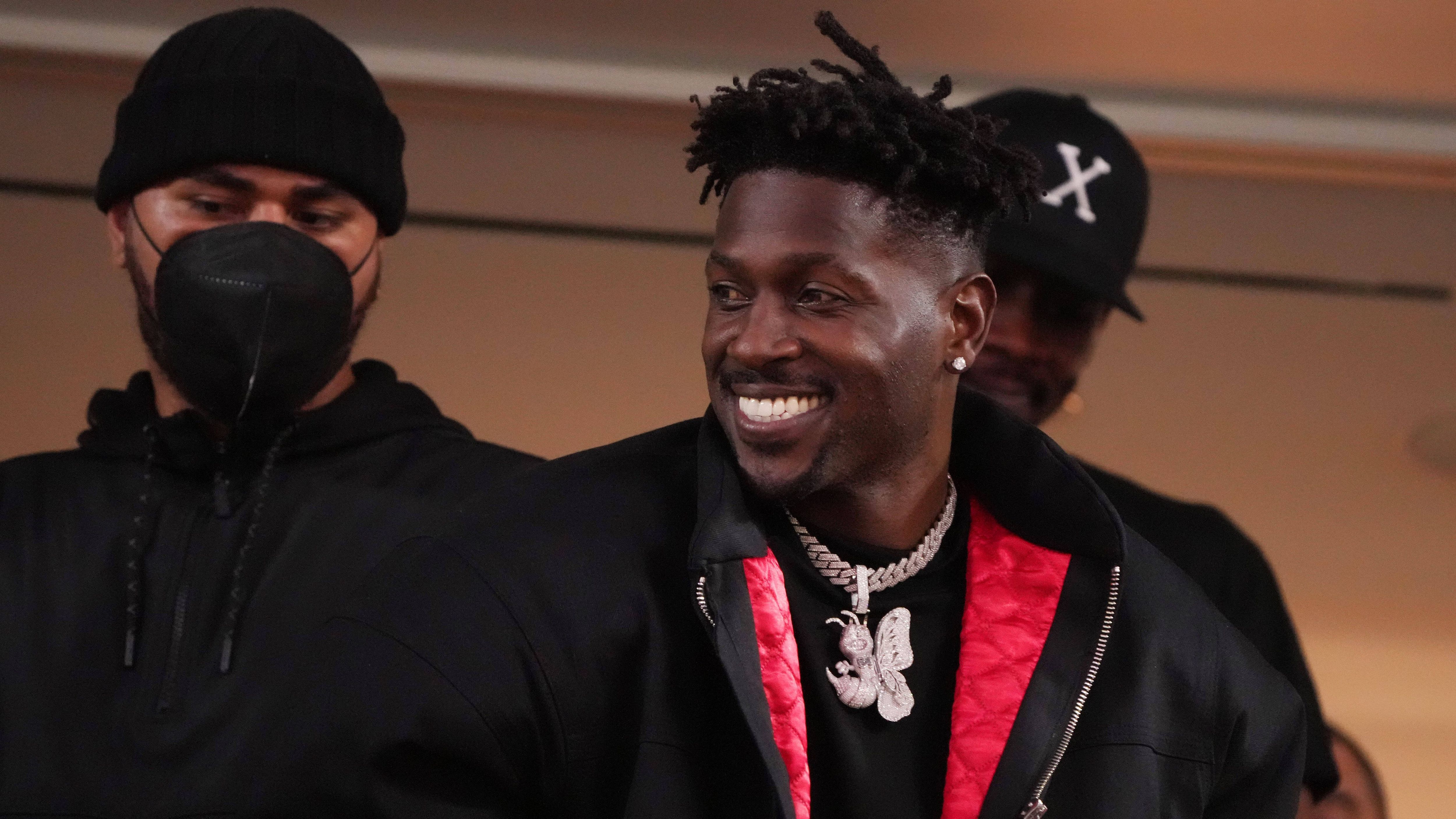 <strong>Antonio Brown in Kritik nach frauenfeindlichem Kelce-Post</strong><br>Warum Brown Taylor Swift eine Teilschuld an Kelces aktuell durchwachsenen Leistungen unterstellte, verriet der langjährige Steelers-Receiver nicht. Er scheint aber eine kleine Vorliebe für geschmacklose Swift-Kelce-Posts zu haben. Bereits im April teilte der 36-Jährige ein KI-Bild, auf dem er Swift küsst, während sie ein Cheerleader-Outfit trägt.