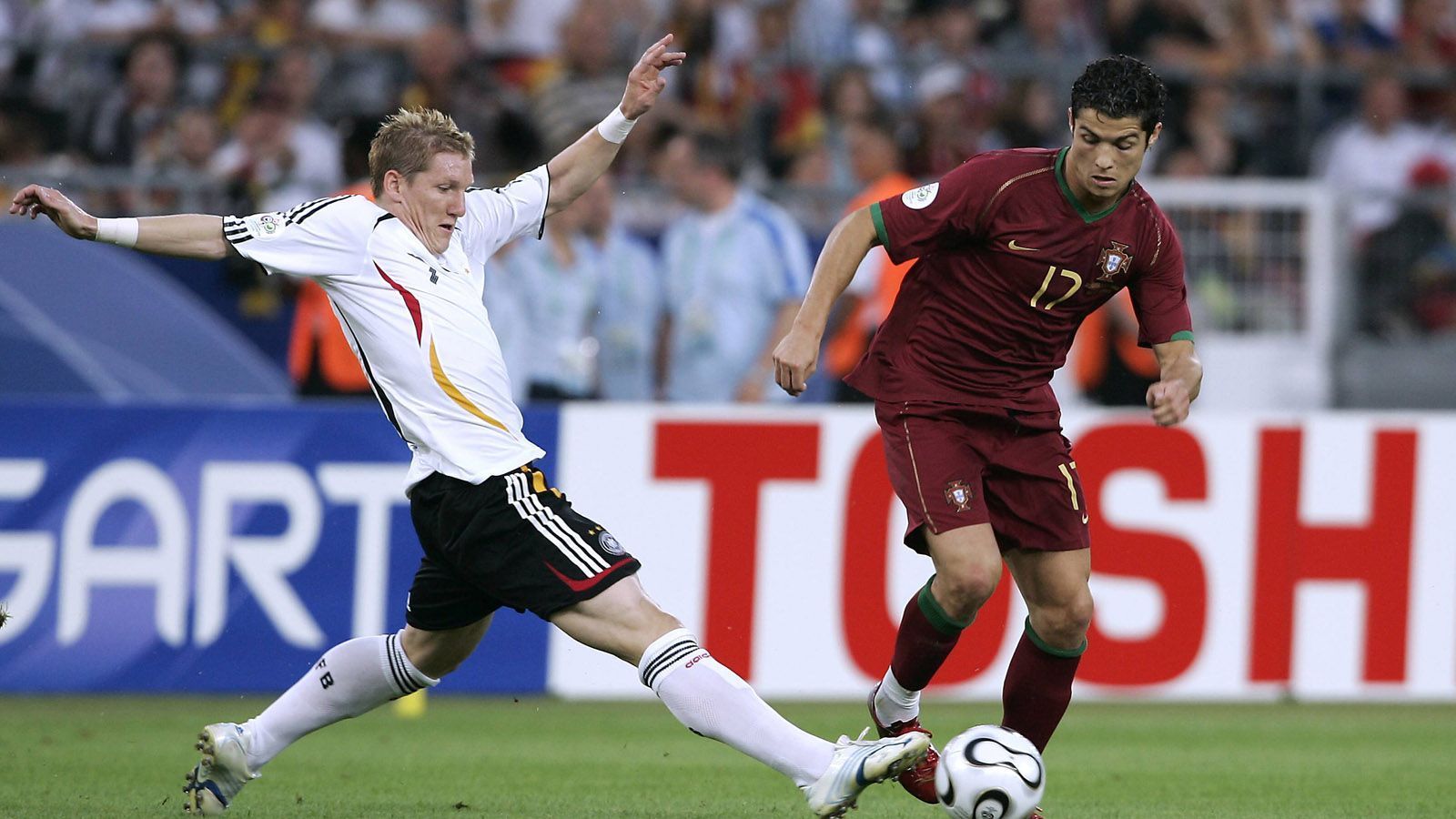 
                <strong>WM 2006 - Spiel um Platz 3</strong><br>
                Beim ersten Duell zwischen Deutschland und Portugal war Ronaldo gerade einmal 21 Jahre alt und spielte seinerzeit bei Manchester United. Im Halbfinale waren die Portugiesen knapp an Frankreich gescheitert. Für die DFB-Elf endete das Sommermärchen gegen Italien ebenfalls im Semifinale, so dass sich beide Mannschaften im Spiel um Platz drei wiederfanden...
              