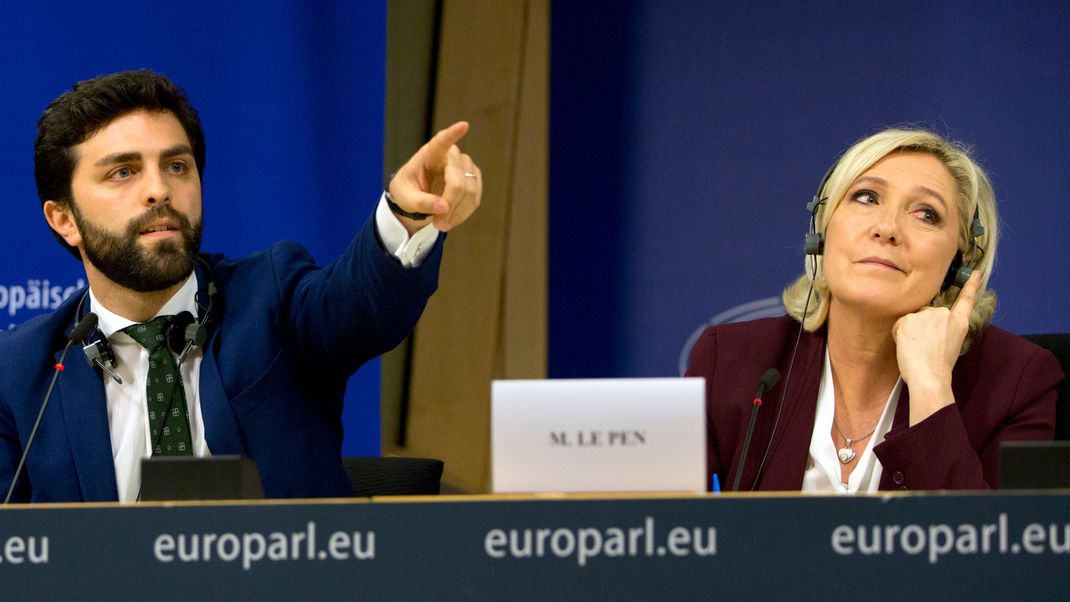 Marine le Pen (r.) von der rechtspopulistischen Partei Rassemblement National aus Frankreich und Marco Zanni, Mitglied der italienischen Lega-Partei, nehmen an einer Pressekonferenz teil.