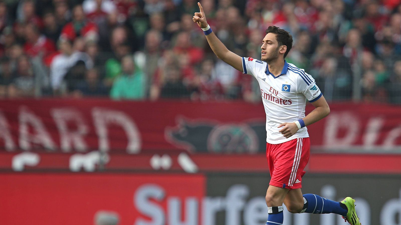 
                <strong>Flügelspieler: Hakan Calhanoglu</strong><br>
                Hakan Calhanoglu spielte lediglich in der Saison 2013/2014 für den Hamburger SV, war aber der Hauptgrund dafür, dass der HSV nicht bereits damals abstieg. Mit seiner technischen Qualität, seinen starken Distanzschüssen und seinen Standards machte er oftmals den Unterschied. Elf Bundesligatore und vier Vorlagen gingen auf sein Konto. Als vor den Relegationsspielen gegen die SpVgg Greuther Fürth publik wurde, dass der türkische Nationalspieler Hamburg verlassen möchte, fiel er bei den Fans in Ungnade. Heute spielt der Linksaußen für den AC Mailand.
              