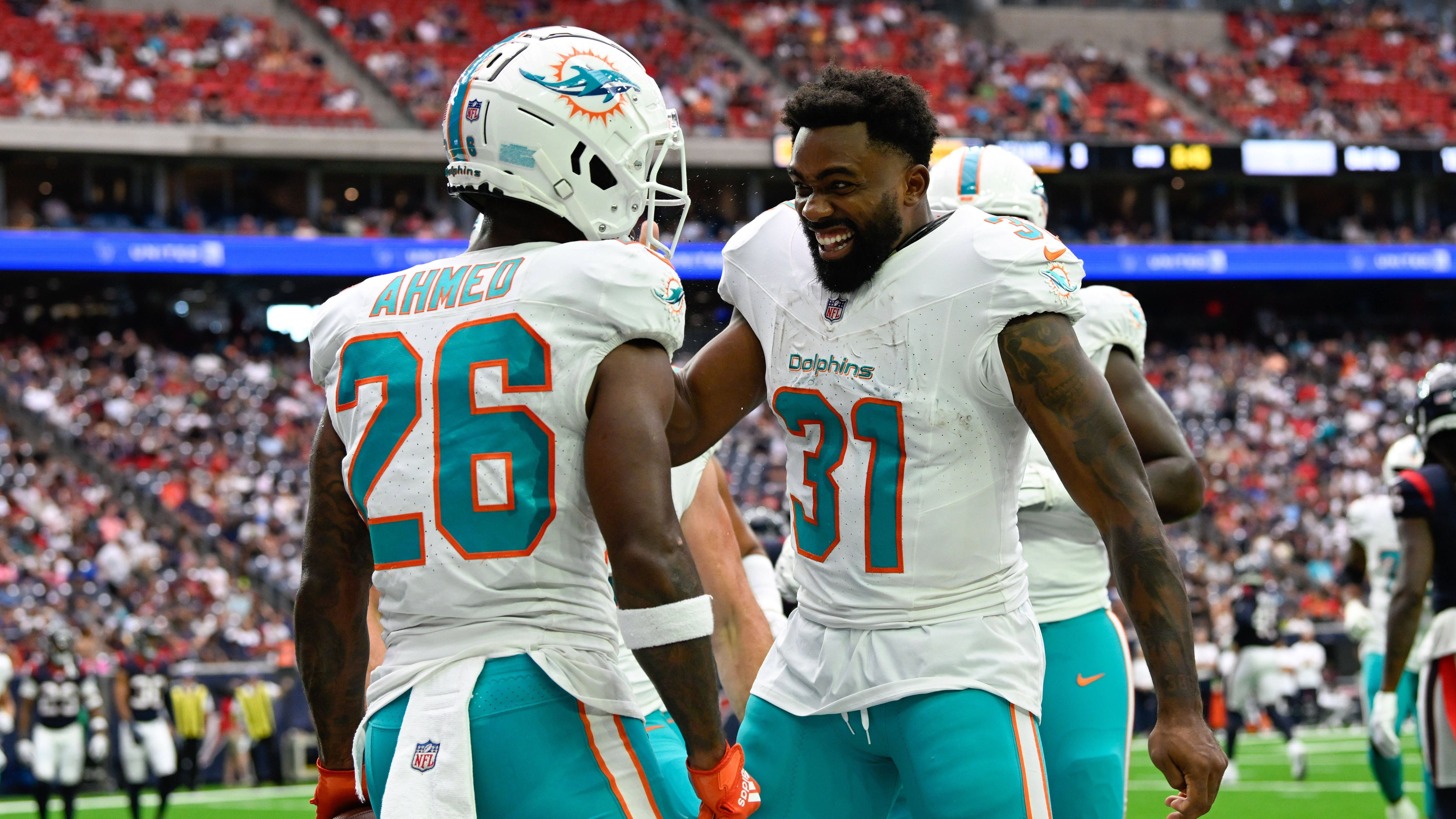 <strong>Miami Dolphins</strong><br>Die Dolphins könnten Verstärkung im Backfield sehr gut gebrauchen und gelten als einer der Favoriten auf die Verpflichtung des Star-Running Backs. Laut "Miami Herald" wurde ein erstes Trade-Angebot für Taylor&nbsp;von den Colts aber abgelehnt. Weitere Verhandlungen sollen folgen. Zuvor zeigten die Dolphins bereits Interesse an Dalvin Cook, der jedoch bei den New York Jets unterschrieb. Die Dolphins verfügen laut "Over the Cap" mit derzeit gut 13 Millionen Dollar auch über ausreichend Gehaltsspielraum.