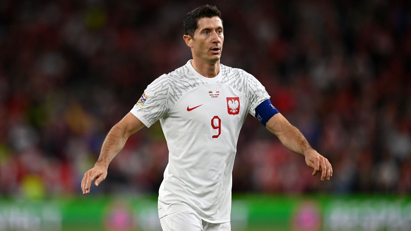 
                <strong>Platz 7: Polen</strong><br>
                Polen könnte, wenn es nach dem Aussehen gehen würde, 2022 zu den absoluten Highlights unter den WM-Teilnehmern gehören. Robert Lewandowski und seine Kollegen tragen ihr Verbandslogo in rot auf weißem Grund. Die Landesfarben werden perfekt eingesetzt, nichts wirkt aufdringlich. Bis auf die eigenartigen grauen Tigerstreifen, die eine noch höhere Platzierung verhindern.
              