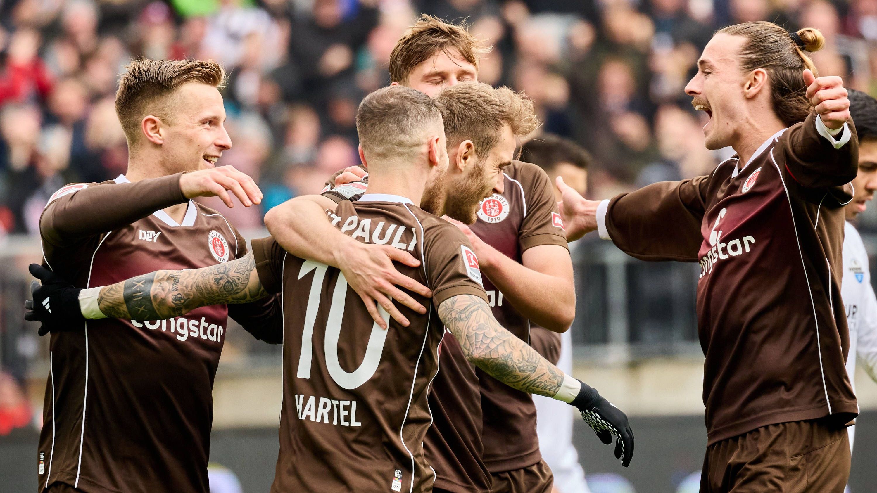 <strong>Gendergerechte Sprache auf St. Pauli</strong><br>Doch damit nicht genug, auch Dialekte sollen aus dem Stadionumfeld verbannt werden. Diese schließen laut Präsident Oke Göttlich viele Menschen aus "und sind somit elitär". Zudem sollen auch Namen von Verantwortlichen und Spielern künftig gegendert werden.