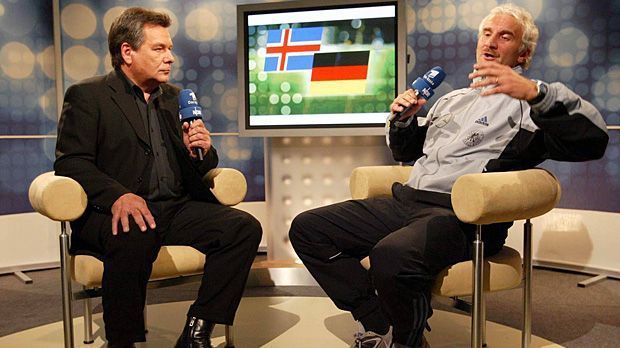 
                <strong>Waldemar-Hartmann-und-Rudi-Völler</strong><br>
                "Die Kleinen gibt es nicht mehr", sagte Rudi Völler in seiner Zeit als Bundestrainer. Nach einem Remis in Island holte Völler zu seiner legendären Wutrede im TV-Studio bei Waldemar Hartmann aus. Und Völler scheint mit seiner Aussage durchaus richtig gelegen zu haben….
              