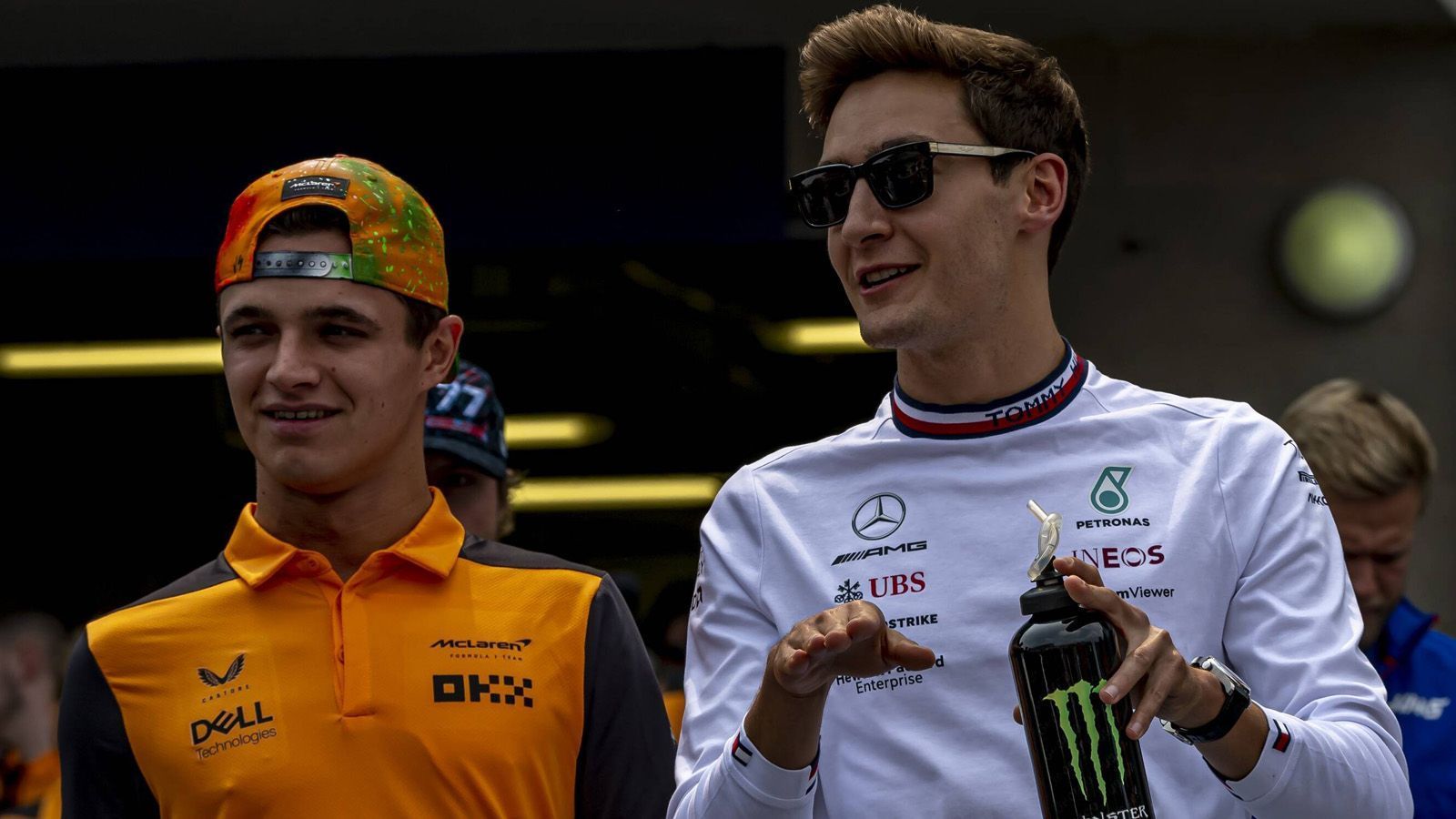 
                <strong>Gewinner: Der britische Formel-1-Nachwuchs</strong><br>
                Lando Norris (l.) und George Russell haben bewiesen, dass die britische Zukunft in der Formel 1 auch nach Lewis Hamilton rosig ist. Der 23-jährige Norris belegte Platz 7 in der Fahrerwertung und war somit der beste Pilot, der nicht in einem Ferrari, Red Bull oder Mercedes saß. Der 24-jährige Russell wiederum gewann für Mercedes den einzigen Grand Prix in der Saison 2022 und holte mit 275 Punkten 35 Zähler mehr als Lewis Hamilton.
              