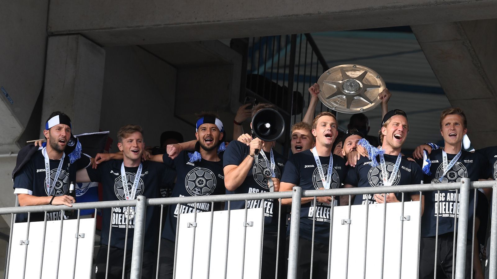 
                <strong>Arminia Bielefeld (Deutschland)</strong><br>
                Die Zweitliga-"Felge", wie die Trophäe für den Meister der 2. Bundesliga genannt wird, ging 2020 an Arminia Bielefeld. Mit 68 Punkten und damit zehn Zählern Vorsprung auf den VfB Stuttgart fixierten die Ostwestfalen vorzeitig den Aufstieg in die Bundesliga. Damit kicken die Bielefelder erstmals seit der Saison 2008/09 wieder in Deutschlands höchster Spielklasse. Damals konnte sich die Arminia immerhin fünf Jahre lang in der Bundesliga halten, ehe es in den Jahren danach zwischenzeitlich sogar mal bis in die 3. Liga runter ging. Mit Fabian Klos stellt der amtierende Meister Bielefeld nun standesgemäß auch den Torschützenkönig der Zweitliga-Saison 2019/20. Der 32 Jahre alte Stürmer traf in der Aufstiegs-Saison der Arminia 21 Mal.
              