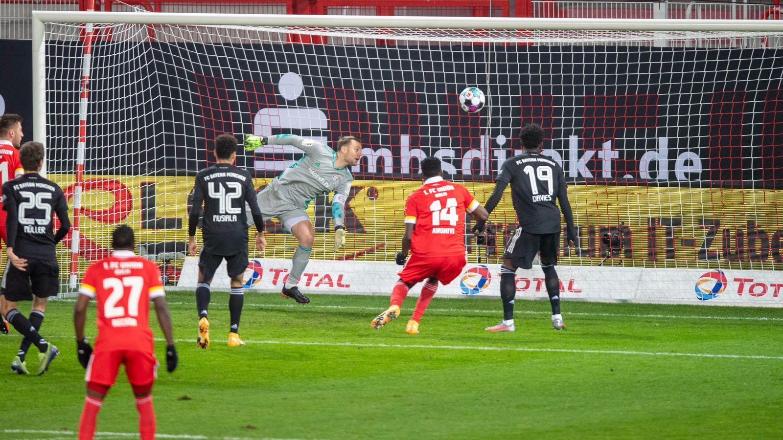 
                <strong>Manuel Neuer</strong><br>
                Bereits nach 52 Sekunden mit einer Glanzparade, beim ersten Gegentor aber machtlos. Danach auf seinem Posten, wenn er gebraucht wird - ein souveräner Rückhalt. ran-Note: 3
              