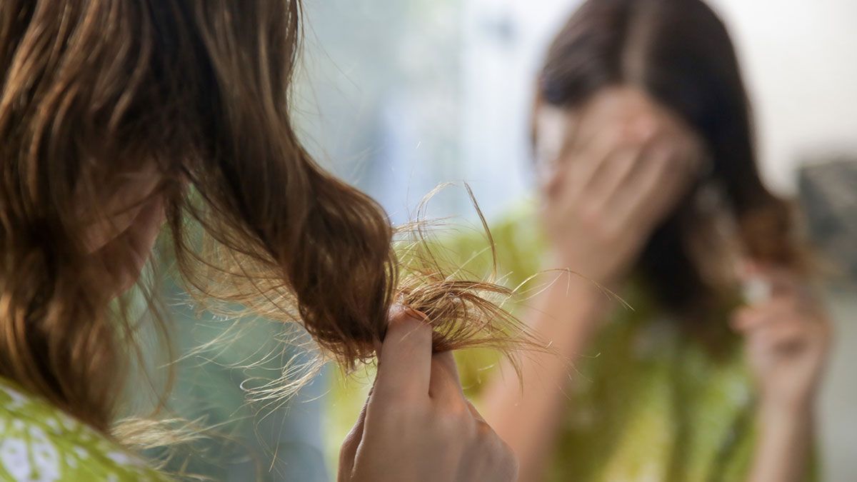 Was genau ist Haarspliss und wie entsteht er? Im Artikel gehen wir brüchigen Haarspitzen auf den Grund.