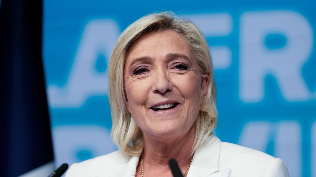 Die Vorsitzende der französischen rechtsextremen Nationalen Sammlungsbewegung (RN), Marine Le Pen ist bereit für die Übernahme.