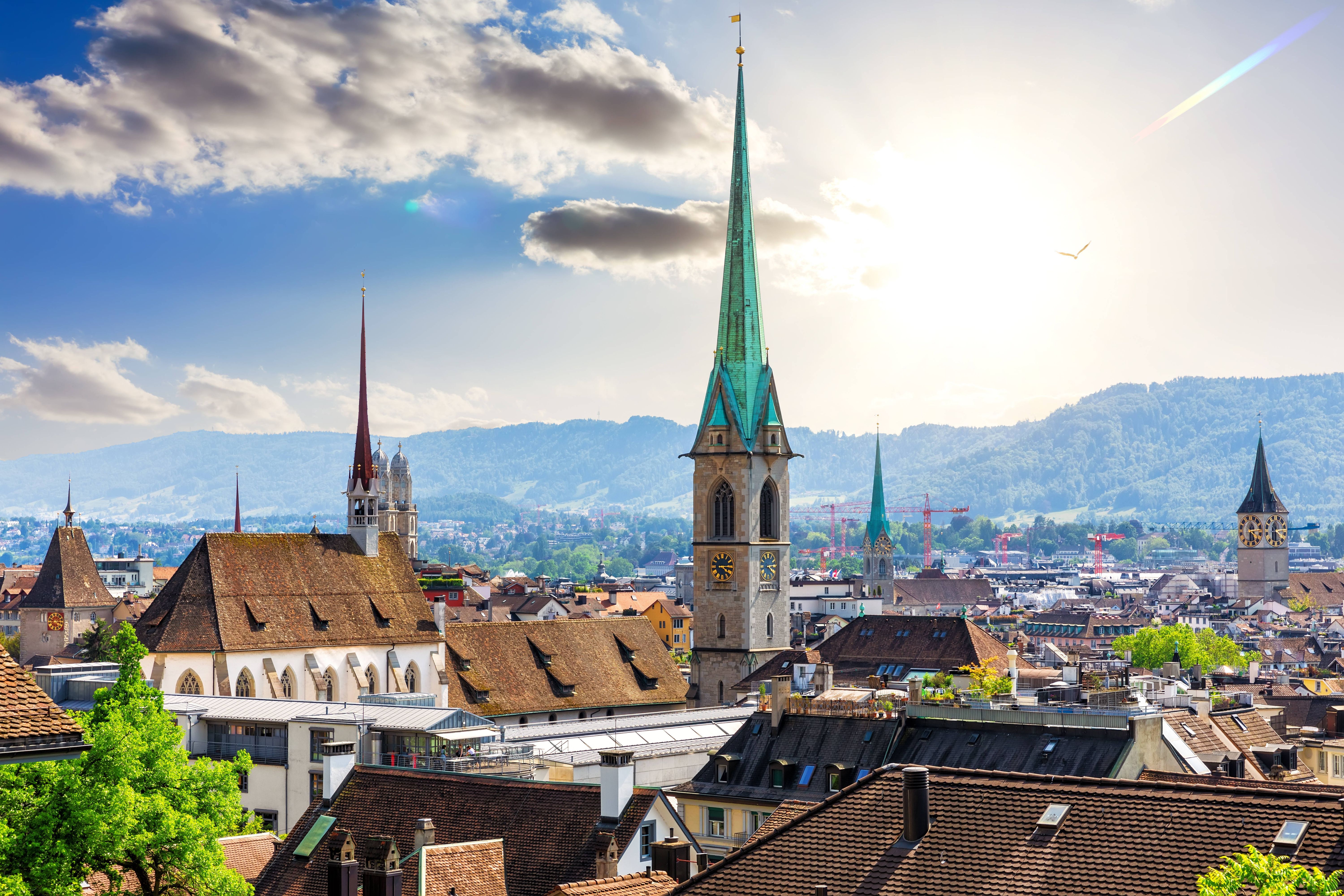 Auch Zürich taucht regelmäßig in der Top Ten verschiedener Rankings auf. In einer EU-weiten Umfrage schaffte es die Stadt sogar auf Platz 1: 97 Prozent der befragten Zürcher:innen gaben an, gerne in der Wirtschaftsmetropole zu leben. Doch auch in weltweiten Städterankings, wie dem "Quality of Living Ranking" der Unternehmensberatung Mercer, landet die Metropole regelmäßig auf den vorderen Plätzen der Top Ten.