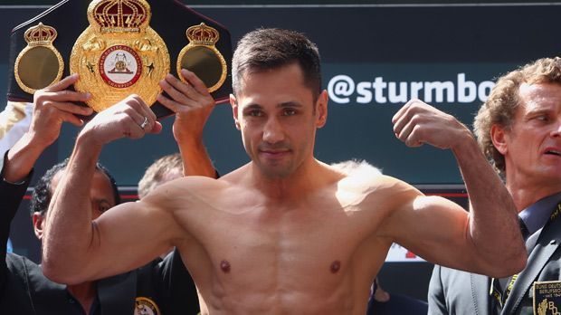 
                <strong>Felix Sturm</strong><br>
                Supermittel- und Mittelgewicht: Felix Sturm gelang es als erstem deutschen Boxer, gleich fünfmal Weltmeister zu werden. Nachdem er 2004 im Superfight in Las Vegas gegen den haushohen Favorit Oscar de la Hoya noch verschaukelt wurde, schnappte er sich zwei Jahre später den Titel im Mittelgewicht. 2010 stieg er ins Supermittelgewicht auf und krönte sich auch dort zum Champion.
              