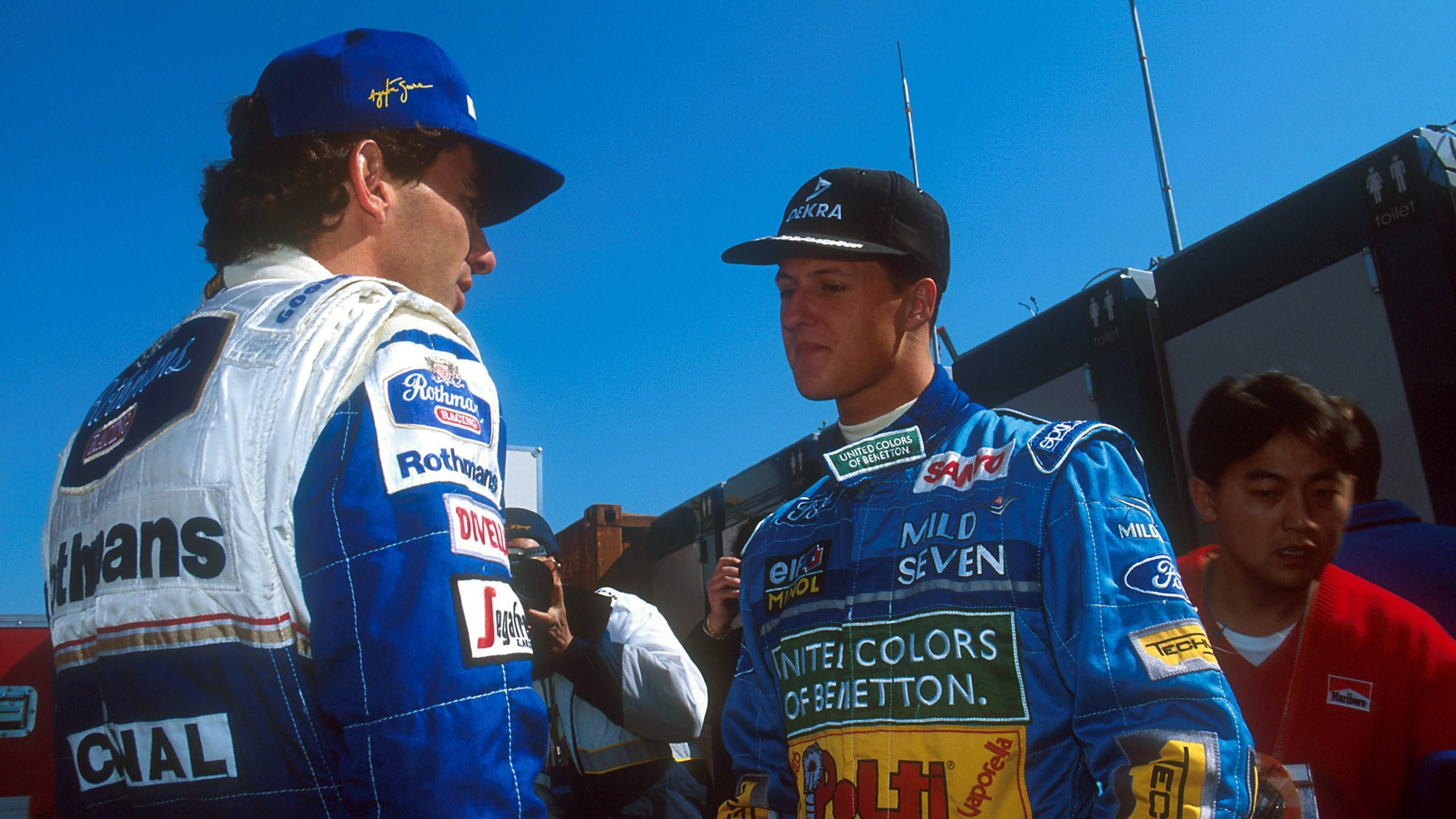 <strong>Das schwarze Wochenende von Imola 1994</strong><br>1994 sollte es eigentlich zum Duell zwischen Schumacher und Ayrton Senna (l.) kommen, doch das tragische Wochenende in Imola, das zuerst Roland Ratzenberger und einen Tag später auch Senna das Leben kostete, veränderte alles. Der Deutsche gewann das Rennen, doch das spielte an diesem 1. Mai nur eine Nebenrolle.