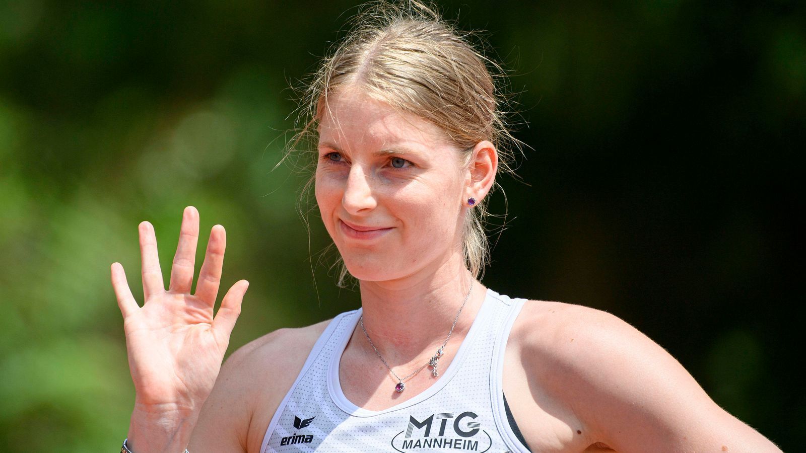 
                <strong>Lisa Nippgen</strong><br>
                Leichtathletin Lisa Nippgen wird in Tokio mit der 4x100m-Staffel an den Start gehen. Ihre Rituale vor dem Wettkampf sind vielfältig: "Am Abend davor möchte unser Trainer immer, dass wir Steak essen. Beim Wettkampf ist immer mein Glücksesel dabei und davor muss ich einen Babybrei essen."
              