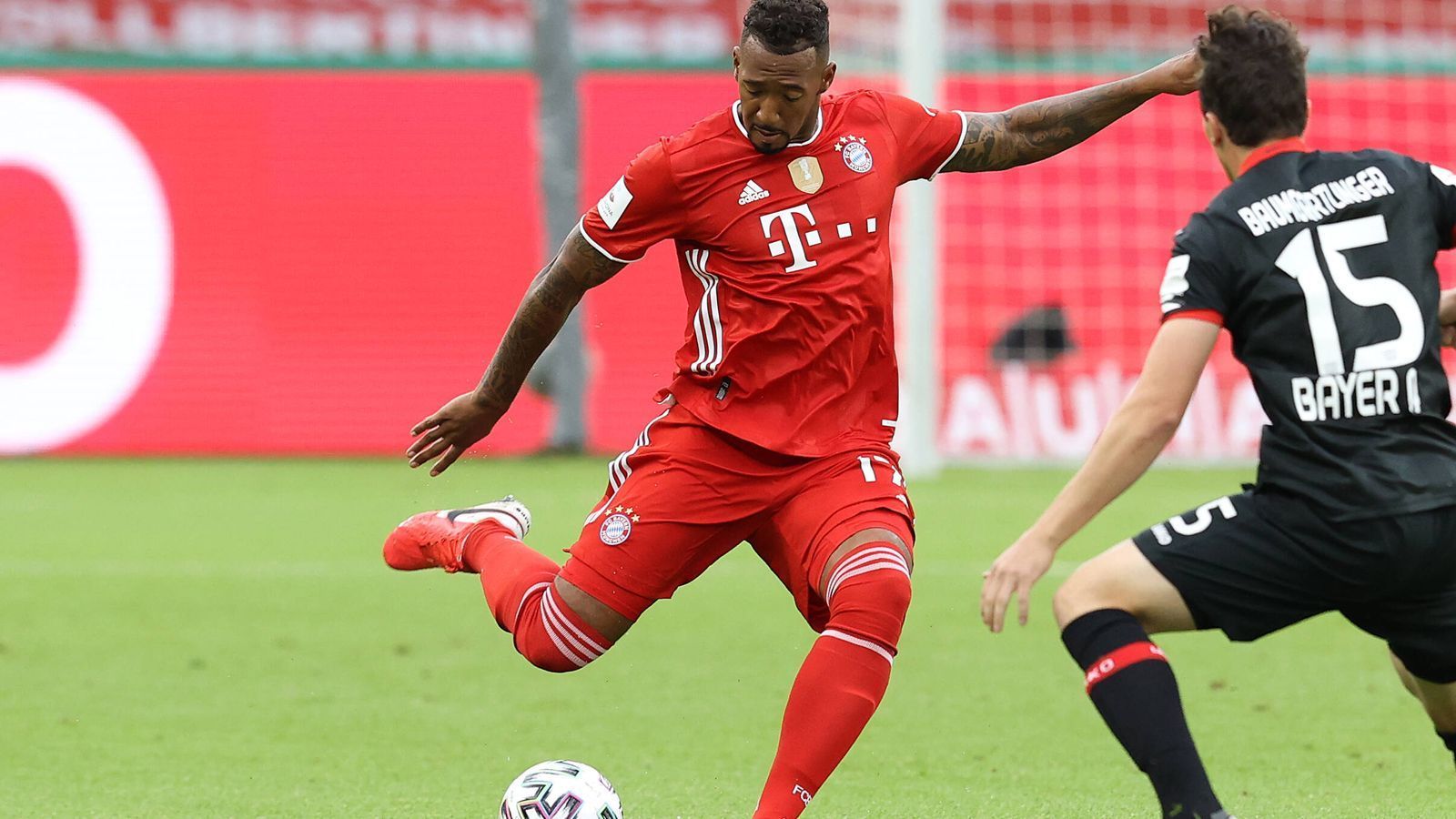 
                <strong>Jerome Boateng</strong><br>
                Boateng erinnert mit dieser Leistung an seine besten Zeiten. In der Verteidigung tritt er souverän auf, antizipiert die Angriffe von Leverkusen und vereitelt gefährliche Situationen in der Entstehung. In der 63. Minute verhindert er mit einer Glanztat ein fast sicheres Gegentor. Auch im Aufbauspiel ist er ein wesentlicher Faktor, leitet mit einem langen Zuspiel bereits in der 3. Minute die erste Chance vor. Verletzungsbedingt wird er ausgewechselt. ran-Note: 1
              