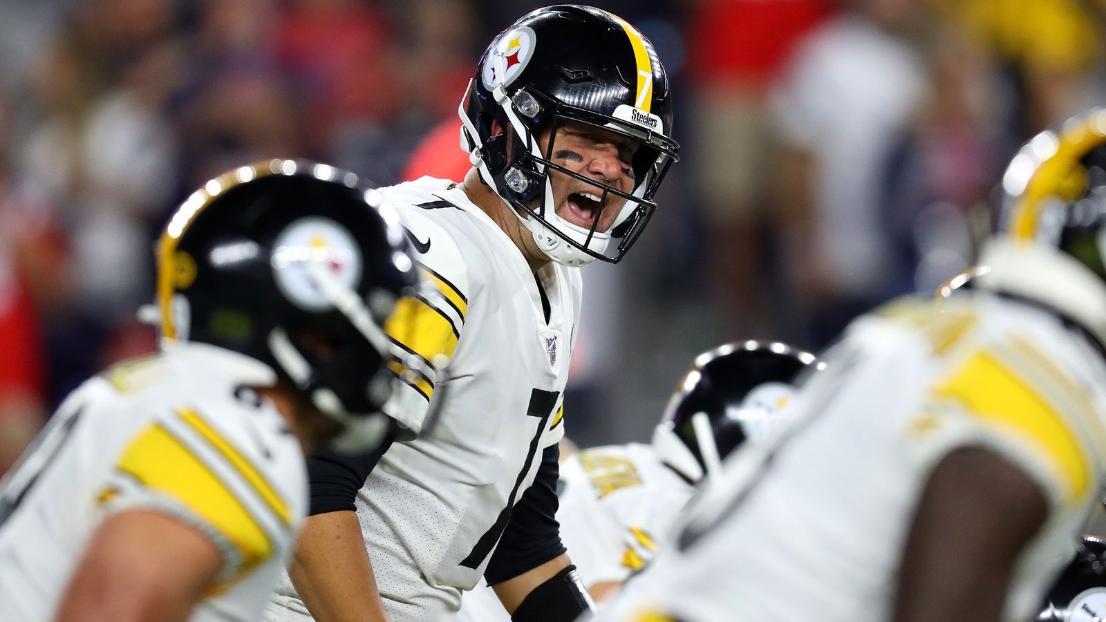 
                <strong>Verlierer: Pittsburgh Steelers</strong><br>
                Konnten die Steelers in der Vergangenheit häufiger die frühen Saisonspiele gegen die New England Patriots für sich entscheiden, kamen sie diesmal mit 3:33 böse unter die Räder. Das Running Game um James Conner (10 Attempts, 21 Rushing Yards) wurde komplett abgemeldet und auch im Passing Game sehr wenig. Quarterback Ben Roethlisberger adressierte Neuzugang Donte Moncrief ganze zehn Mal, dieser kam aber nur auf drei Catches für ernüchternde sieben Yards. Die Defense hatte dem Schaulaufen von Tom Brady und seinen Receivern auch nichts entgegenzusetzen. Vor Pittsburgh liegt ein schwieriges Unterfangen in der AFC North.
              