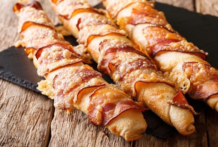 Leckere ofenfrische Brotsticks mit Bacon