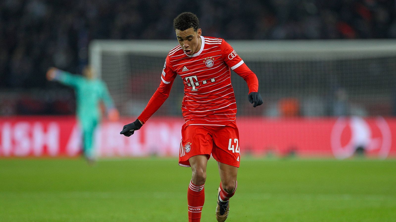 
                <strong>Jamal Musiala (FC Bayern München)</strong><br>
                Wird von der PSG-Defensive keineswegs und muss einige harte Attacken einstecken. Der Youngster zieht aber nie zurück. Gut so. Bekommt nach der Führung immer mehr Platz und nutzt diesen auch gekonnt. Allerdings fehlt heute der eine magische Musiala-Moment. ran-Note: 3
              