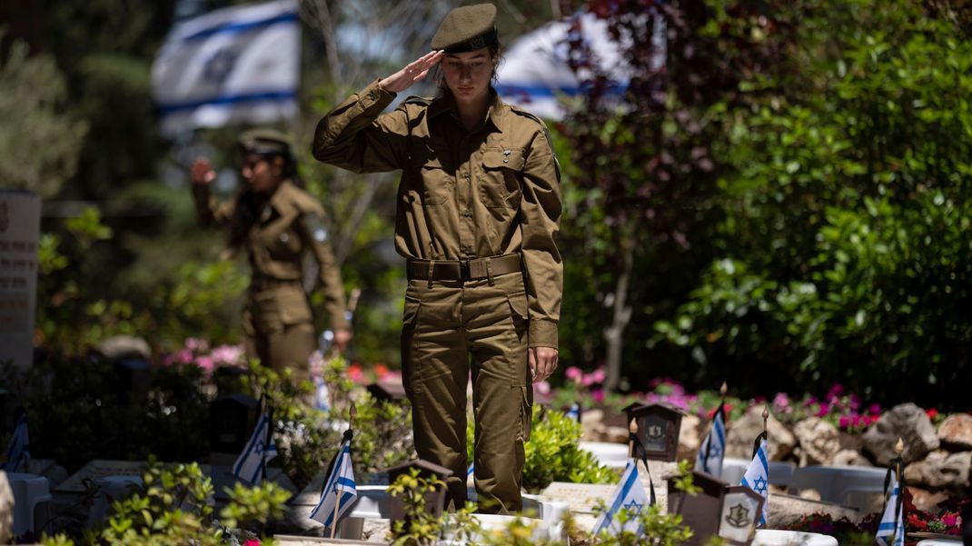 Die Geiselangehörigen wollten den Druck auf Netanjahu erhöhen und veröffentlichten ein Video der Entführung von Soldatinnen.
