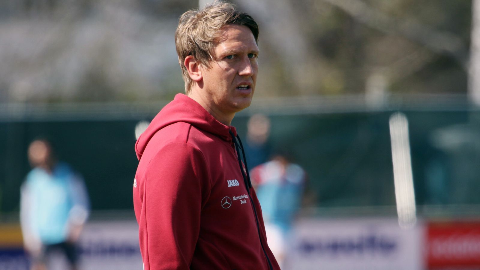 
                <strong>Frank Fahrenhorst (VfB Stuttgart II/Regionalliga Südwest)</strong><br>
                Auch Ex-Nationalspieler Frank Fahrenhorst hat eine Spieler-Vergangenheit bei Hannover 96. Von 2006 bis 2009 kickte der frühere Verteidiger für den niedersächsischen Traditionsklub. Die Trainer-Laufbahn des 43-Jährigen startete hingegen nach dem Karriereende bei seinem letzten Klub als Aktiver, dem FC Schalke 04. Dort lernte der zweimalige Nationalspieler das Handwerk im Nachwuchs und wechselte im Sommer 2020 von Gelsenkirchen zum VfB Stuttgart. Bei den Schwaben coacht Fahrenhorst seitdem die zweite Mannschaft in der Regionalliga Südwest. Als Aufsteiger landeten die Stuttgarter Talente unter Fahrenhorst auf Platz 8. 
              