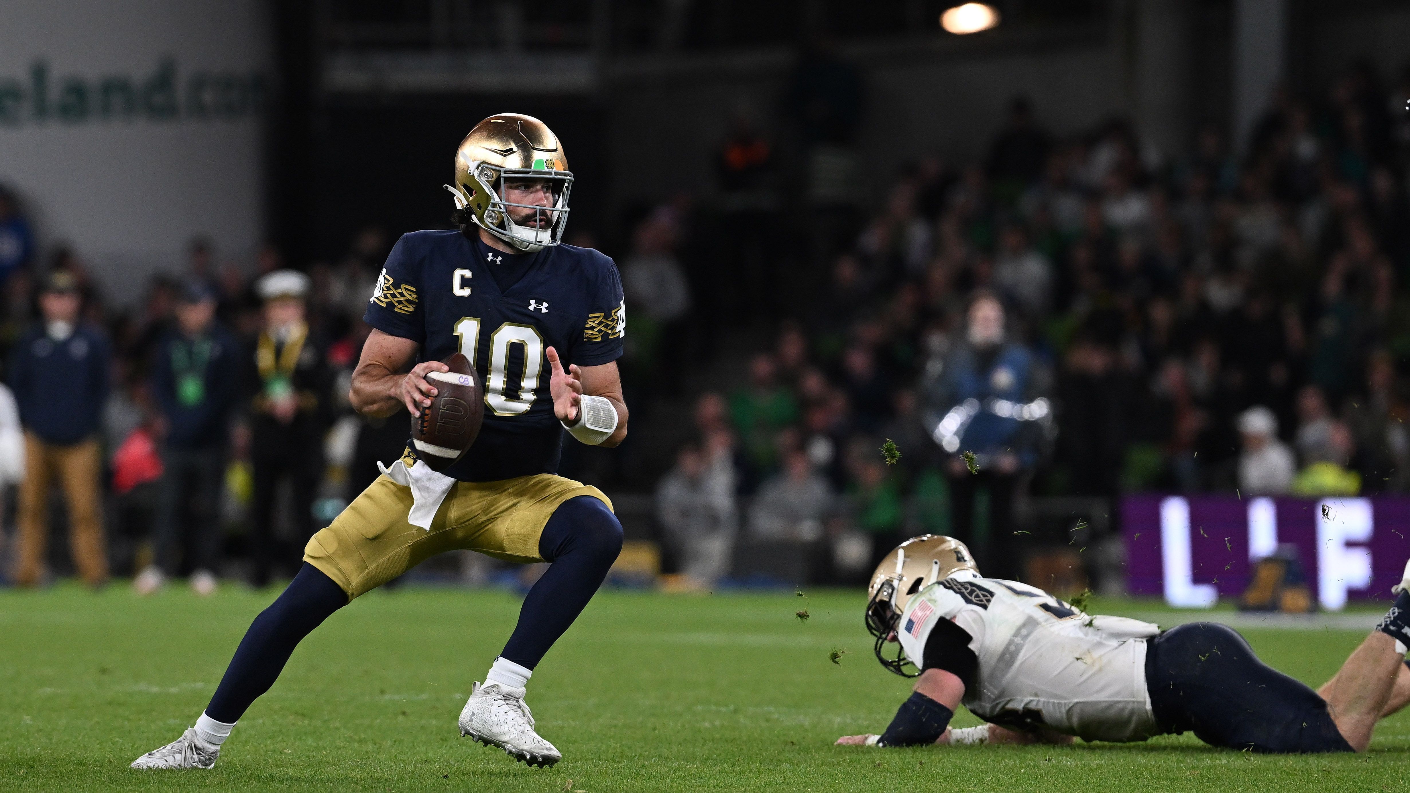 <strong>13. Notre Dame Fighting Irish: Sam Hartman</strong><br>Hartman ist ein College-Routinier: 2018 bis 2022 spielte der Quarterback bereits fünf Saisons als Starter bei Wake Forest. Dort brach er alle Rekorde, die es für einen Quarterback zu brechen gibt. Doch mit Wake Forest hatte er nie die Möglichkeit, um das College Football Playoff zu kämpfen. Mit den Notre Dame Fighting Irish wird er diese Saison die Möglichkeit haben, genau das zu tun.