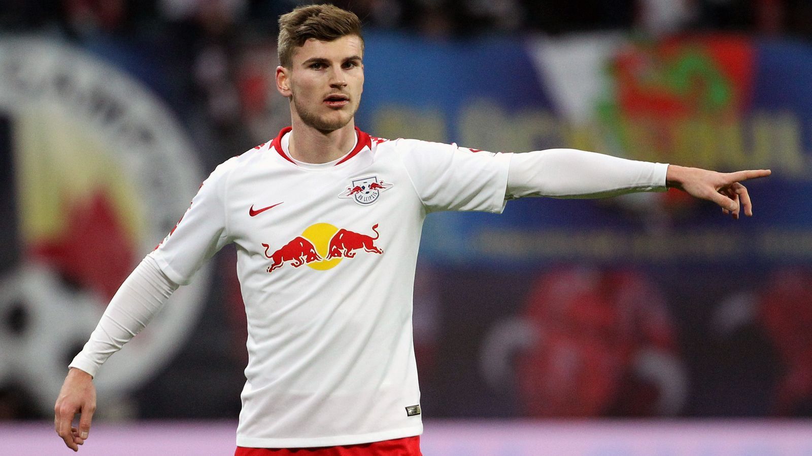 
                <strong>Timo Werner (RB Leipzig)</strong><br>
                Zuletzt betonte Leipzigs Trainer und Sportdirektor Ralf Rangnick bei "Sky" erneut die Bemühungen in der Personalie Timo Werner, dessen Vertrag 2020 ausläuft. "An die absolut machbare Grenze" werden die Sachsen beim Werben um eine Vertragsverlängerung des Torjägers gehen. "Wir haben ihm und seinem Berater gegenüber gesagt, dass wir uns zeitnah eine Entscheidung wünschen. Spätestens wenn die Saison zu Ende ist, wollen wir natürlich wissen, was passiert", erklärte Rangnick, der aber ankündigte, Werner ansonsten verkaufen zu wollen. An Interessenten dürfte es nicht mangeln. Bayern München und Liverpool sollen den 22-Jährigen im Fokus haben. Die "Bild" berichtete, dass Leipzig Werner eine Verlängerung mit einer besonderen Klausel schmackhaft machen soll. Demnach soll Werner eine Ausstiegsklausel für zehn europäische Topklubs bekommen.
              