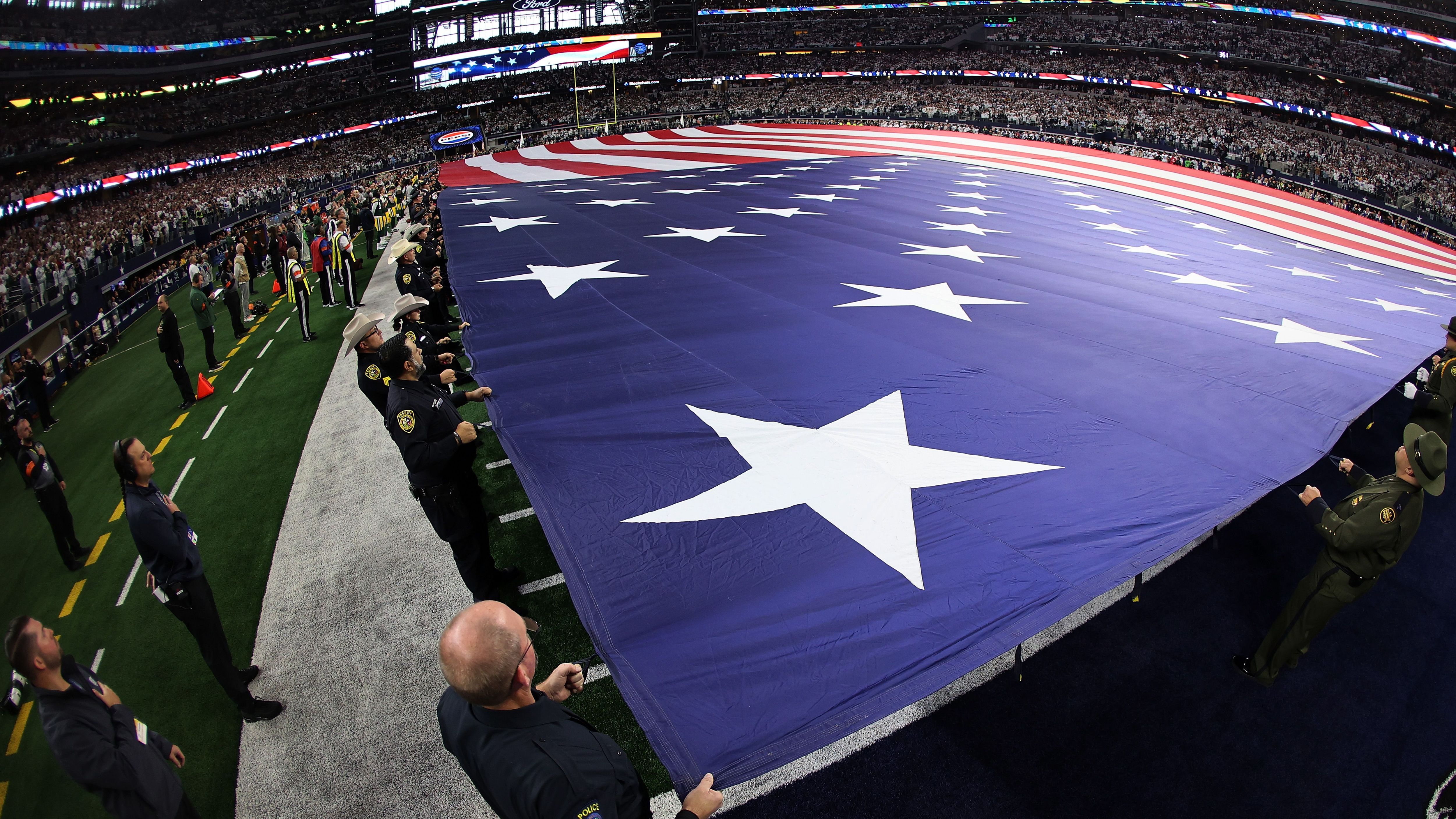 <strong>Gleiche Anzahl an Playoff-Siegen im AT&amp;T Stadium</strong><br>Eine irre Statistik gleich zu Beginn. Seit 2009 spielen die Cowboys im AT&amp;T Stadium. Mit dem Sieg der Packers in der Wild Card Round haben beide Teams in diesem Stadion nun die gleiche Anzahl an Playoff-Erfolgen - nämlich drei. Die Cowboys gewannen gleich in der ersten Saison 2009 gegen die Eagles, dann 2014 gegen die Lions und 2018 gegen die Seahawks.