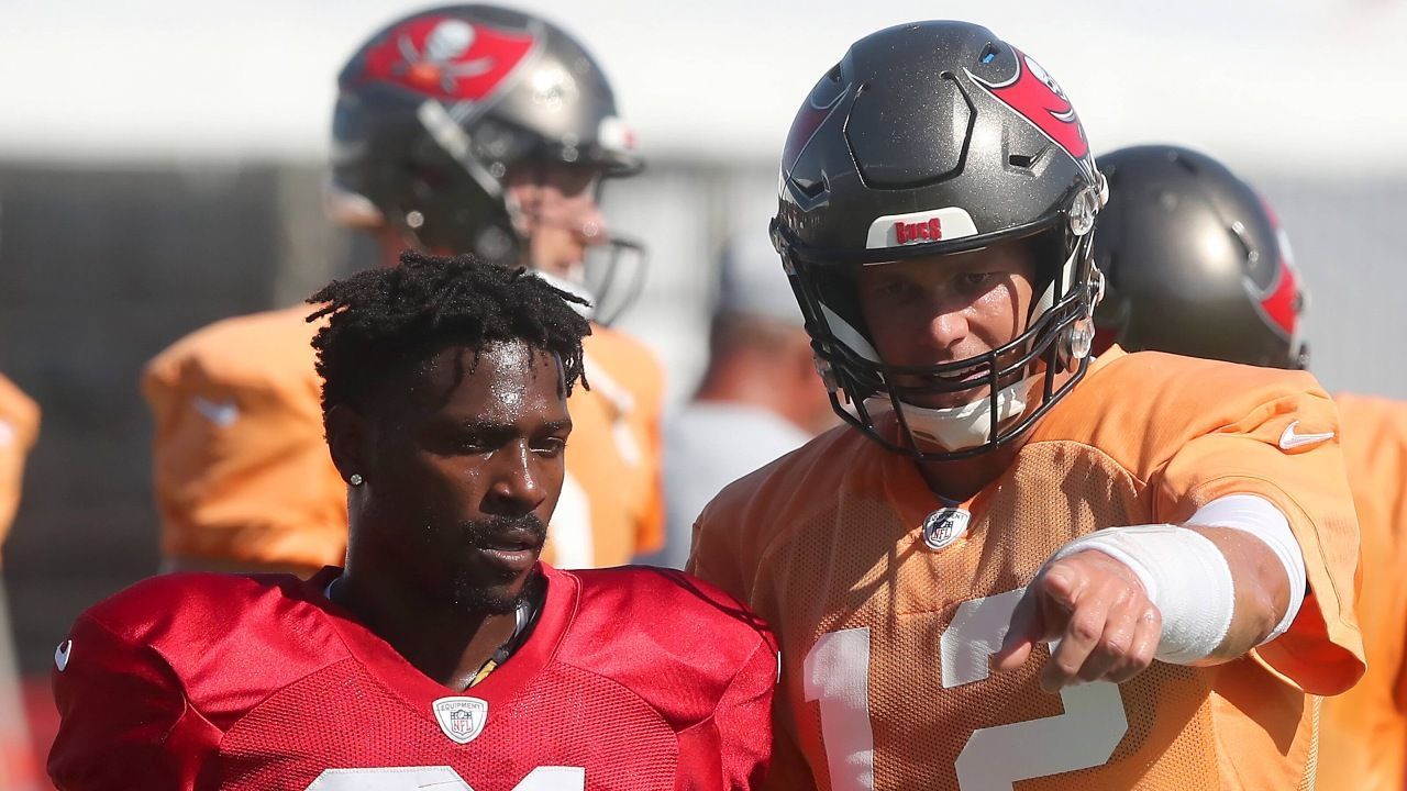 
                <strong>Tampa Bay Buccaneers: #GoBucs</strong><br>
                Instagram: @buccaneersTwitter: @BuccaneersFacebook: @tampabaybuccaneers 
              