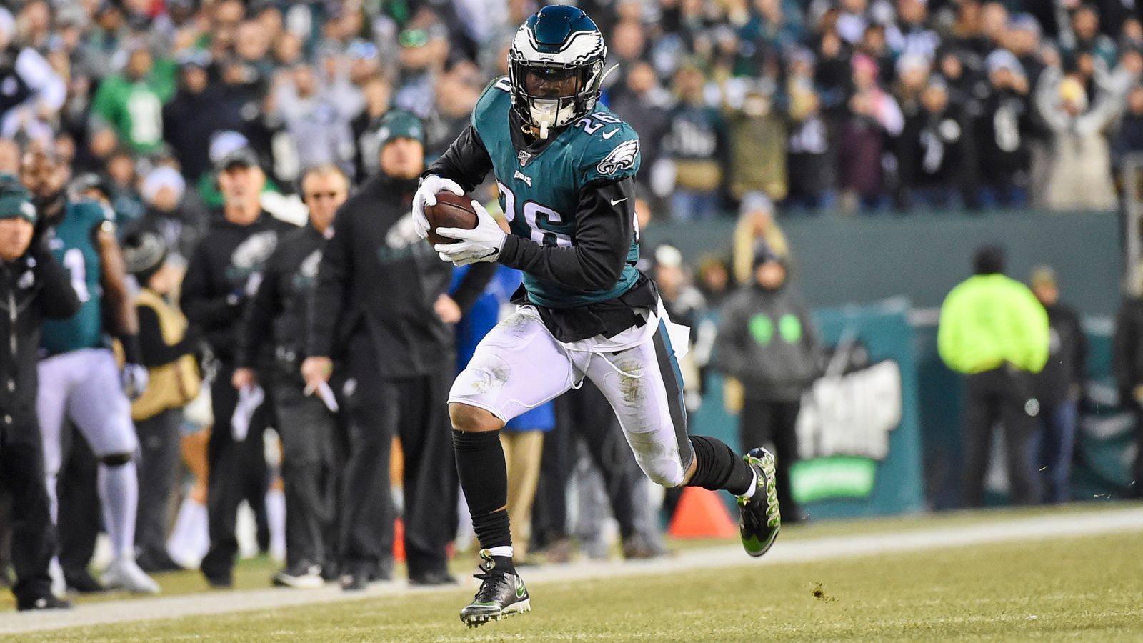 
                <strong>Start: RB Miles Sanders (Philadelphia Eagles)</strong><br>
                Der Running Back der Philadelphia Eagles dürfte ebenfalls hochmotiviert in den 17. Spieltag gehen. Sofern seine Mannschaft gegen die New York Giants (Sonntag ab 22:25 Uhr live auf ProSieben MAXX und ran.de) nicht verliert, steht der Super-Bowl-Sieger 2018 in den Playoffs. Sanders, der in diesem Jahr in der 2. Runde gepickt wurde und bislang 766 Rushing-Yards sowie 510 Receiving-Yards vorzuweisen hat, könnte in diesem Spiel eine der wichtigsten Waffen sein. Die Laufverteidigung der Giants steht bei den Yards auf Platz 19 der NFL, die Passverteidigung auf Platz 26. Und vergangene Woche gegen die Cowboys drehte er mit 79 Rushing Yards und einem Touchdown sowie 77 Receiving Yards auf.
              