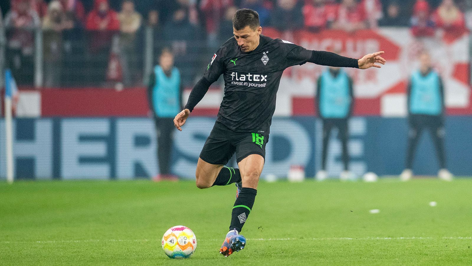 
                <strong>Stefan Lainer</strong><br>
                Von der Verpflichtung des Österreichers Stefan Lainer hat man sich bei den "Fohlen" mehr erhofft. Seit 2019 ist er im Verein, in dieser Bundesliga-Saison stand er allerdings nur ein Mal das ganze Spiel lang auf dem Feld. Der Kontrakt des 30-Jährigen läuft im Sommer 2024 aus, die Verantwortlichen würden ihn wohl aber auch früher gehen lassen. Es gibt Gerüchte um eine Rückkehr zu RB Salzburg.
              