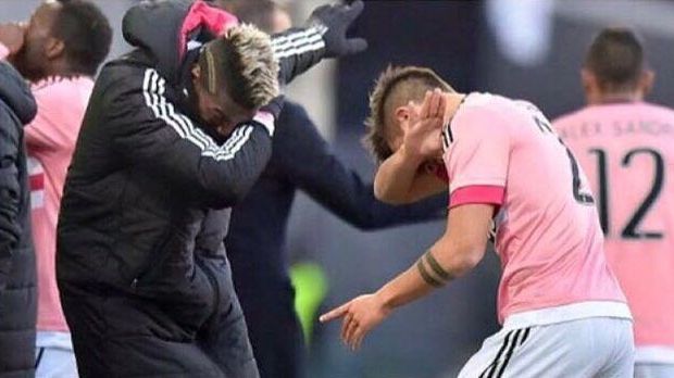 
                <strong>Pogba Dybala</strong><br>
                ... der absolute Vorreiter in Europa ist nämlich Paul Pogba, der in jeder freien Minute einen kleinen Dab Dance einzulegen scheint. Der begabte Fußballer hat den Dab Dance sogar in seinen Handschlag mit Teamkollege Paulo Dybala eingebaut ...
              