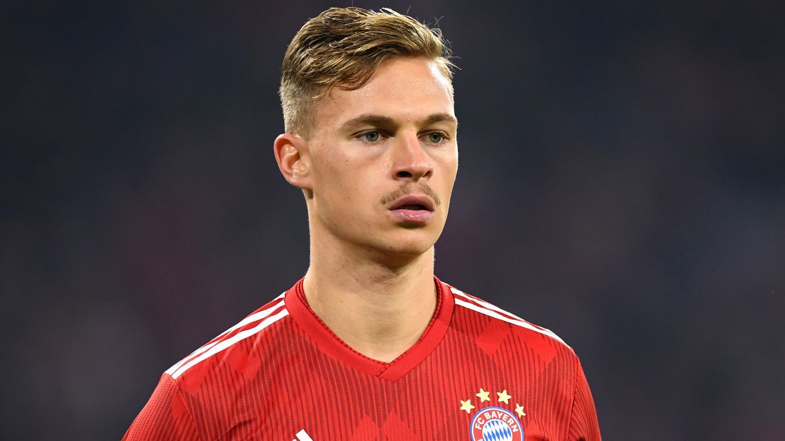 
                <strong>Joshua Kimmich</strong><br>
                Der Rechtsverteidiger geht gewohnt bissig in die Duelle Mann-gegen-Mann. Ansonsten bringt er einige gefällige Flanken und findet gute Laufwege in Nähe des gegnerischen Strafraums. ran-Note: 3
              