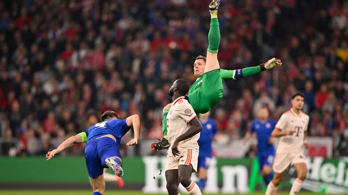 Bayern-Torwart Manuel Neuer ging zu Beginn des Königsklassen-Spiels gegen den kroatischen Meister zu Boden und musste behandelt werden.