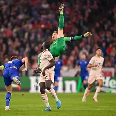 Bayern-Torwart Manuel Neuer ging zu Beginn des Königsklassen-Spiels gegen den kroatischen Meister zu Boden und musste behandelt werden.