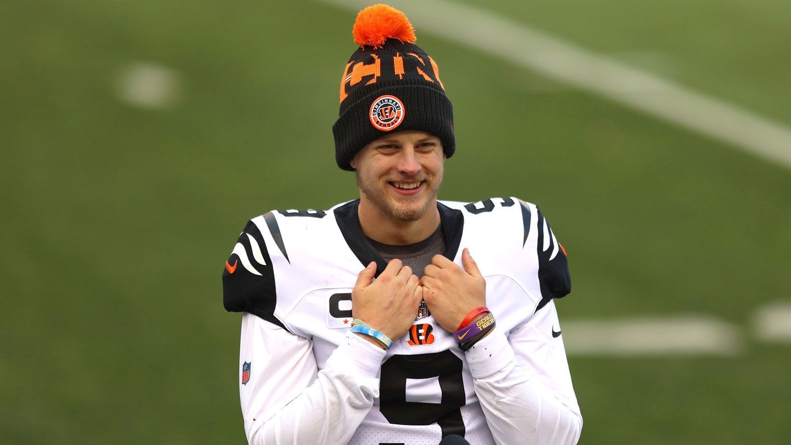 
                <strong>Week 8: Joe Burrow mit Completion-Rekord</strong><br>
                Joe Burrow hat derzeit gut lachen. Der Quarterback der Cincinnati Bengals spielt eine beeindruckende erste Saison in der NFL und bricht dabei einen Rookie-Rekord nach dem anderen. Beim Sieg der Bengals gegen die Tennessee Titans brachte Burrow 26 Bälle an den Mann und verbesserte seine Statistik nach acht Spielen somit auf insgesamt 221 Completions. Nie zuvor war ein Spielmacher in seinen ersten acht NFL-Spielen so treffsicher wie der 23 Jahre alte Heisman-Trophy-Gewinner.
              