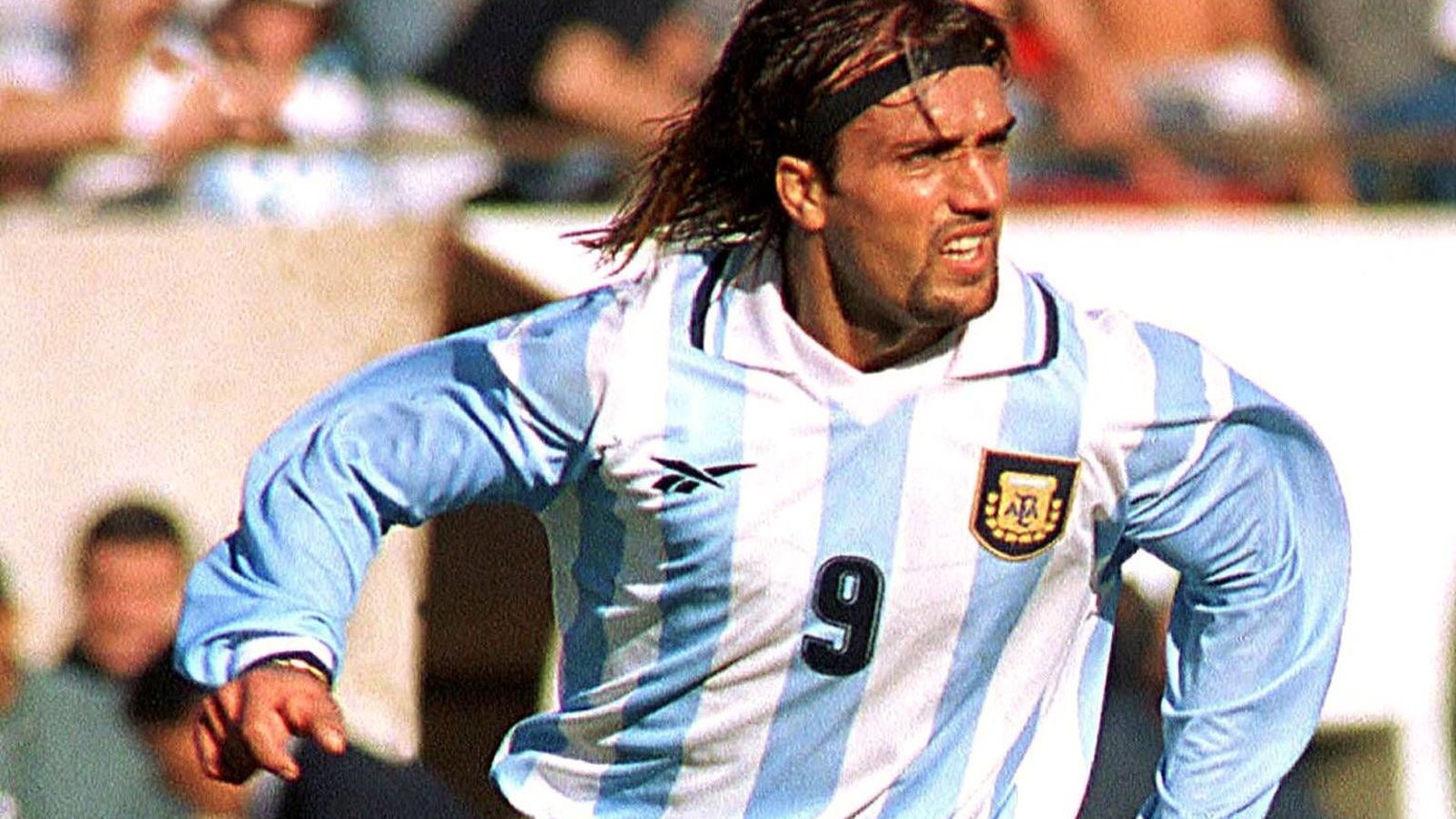 
                <strong>Seitenwechsler misstrauisch beäugt</strong><br>
                Einige andere argentinische Topspieler trugen das Trikot beider Vereine. Zu nennen wären u.a. Gabriel Batistuta (Bild), Claudio Caniggia oder Oscar Ruggeri. "Es ist nicht einfach. Die eine Seite betrachtet dich als Verräter, die andere traut dir nicht", berichtete Ruggeri über seine Erfahrungen. "Man braucht Zeit und einen starken Charakter, um die Leute für sich zu gewinnen."
              