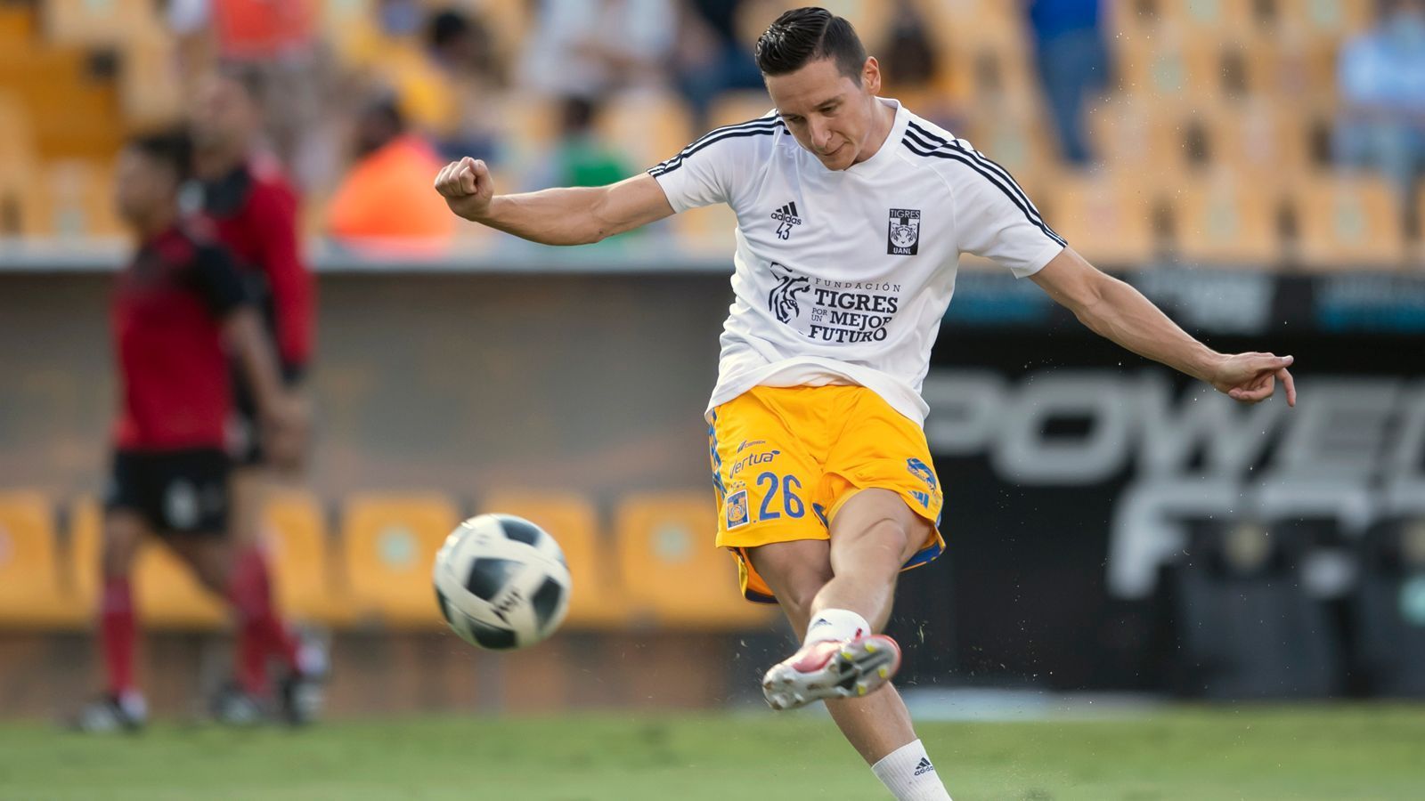 
                <strong>Florian Thauvin (Tigres UANL/Mexiko)</strong><br>
                Nach Gignac holte Tigres UANL mit Florian Thauvin zuletzt im Sommer 2021 einen weiteren Franzosen, der sich ebenfalls ablösefrei und mit 28 Jahren im besten Alter den Mexikaner anschloss. Zuvor lief der zehnmalige Nationalspieler, wie auch Gignac, jahrelang für Olympique Marseille auf. Beim Klub aus Monterrey unterzeichnete Thauvin einen langfristigen Vertrag bis 2026 und soll umgerechnet sechs Millionen US-Dollar jährlich kassieren. Seit seinem Wechsel nach Mexiko lief Thauvin sieben Mal für UANL auf und erzielte dabei einen Treffer. 
              