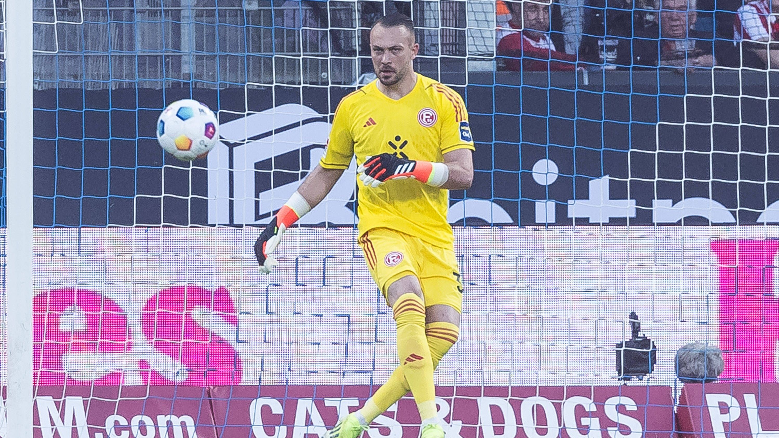 <strong>Florian Kastenmeier (Fortuna Düsseldorf)</strong><br>Sieht beim ersten Gegentor unglücklich aus, als er bei einem Freistoß aus dem Halbfeld zu zögerlich agiert und beim anschließenden Kopfball aus kurzer Distanz nicht mehr reagieren kann. Bei den weiteren Gegentoren machtlos, verhindert er in der Bochumer Drangphase das 0:4. Hält einmal im Elfmeterschießen. <strong><em>ran</em>-Note: 3</strong>