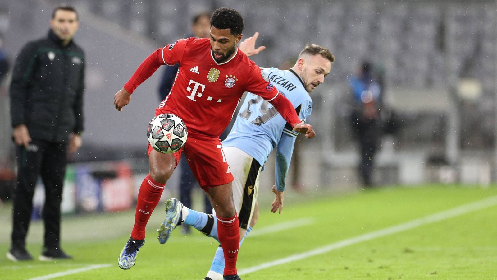 
                <strong>Serge Gnabry</strong><br>
                Hat die erste Top-Chance, die dann aber in letzter Sekunde geklärt wird, bleibt oftmals hängen auf der linken Seite. Fällt offensiv etwas ab, im Vergleich zu Sane auf der anderen Seite. ran-Note: 4
              