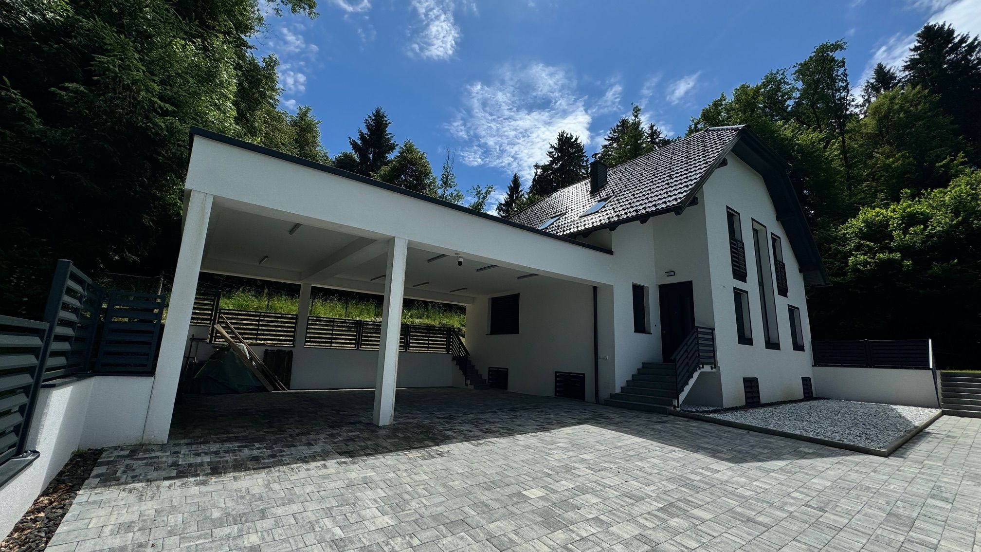 180 m2 | 3 Zimmer | 3 Bäder | Carport