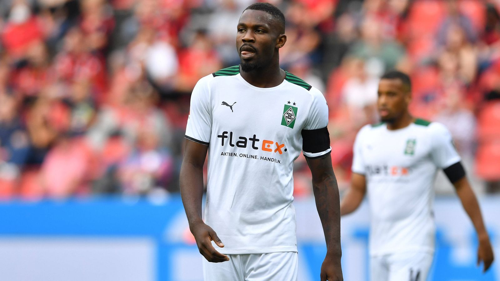 
                <strong>Marcus Thuram (Borussia Mönchengladbach)</strong><br>
                Neben Neuhaus ist bei den Gladbachern auch der Stern von Marcus Thuram etwas gesunken. Wie Neuhaus, so gehörte der Stürmer in den letzten Jahren eigentlich auch immer zum Stammpersonal, davon ist der 24-Jährige aktuell weit entfernt. Zu Saisonbeginn war der Sohn des französischen Ex-Stars Lilian Thuram nur Joker, danach zog er sich einen Innenbandanriss im Knie zu und fällt seitdem durchgehend aus.
              